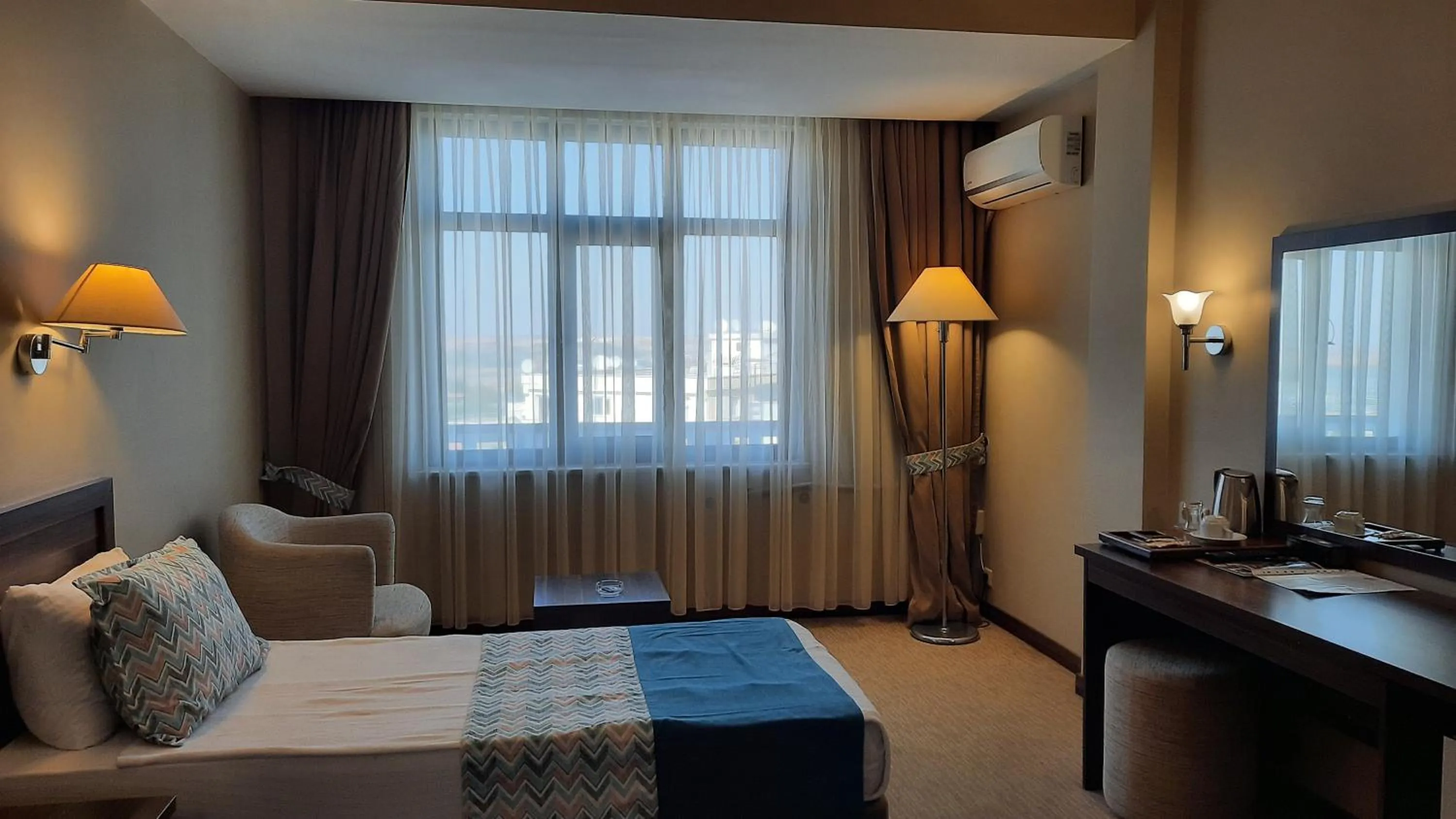 Communal lounge/ TV room, Bed in Plaza Hotel Diyarbakir