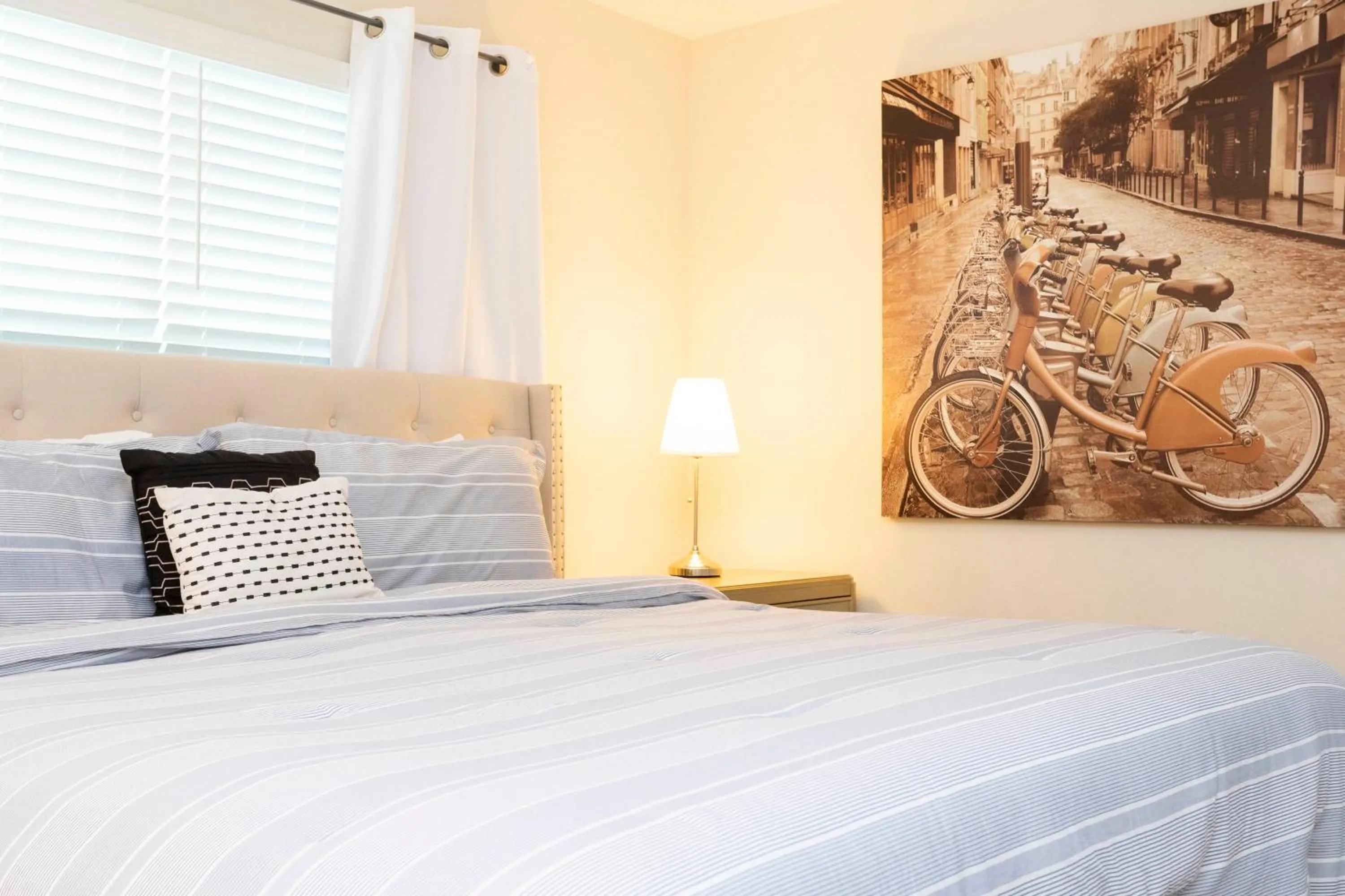 Bed in Magnificent 5Bd w/ Pool Close to Disney @Storey Lake 4800