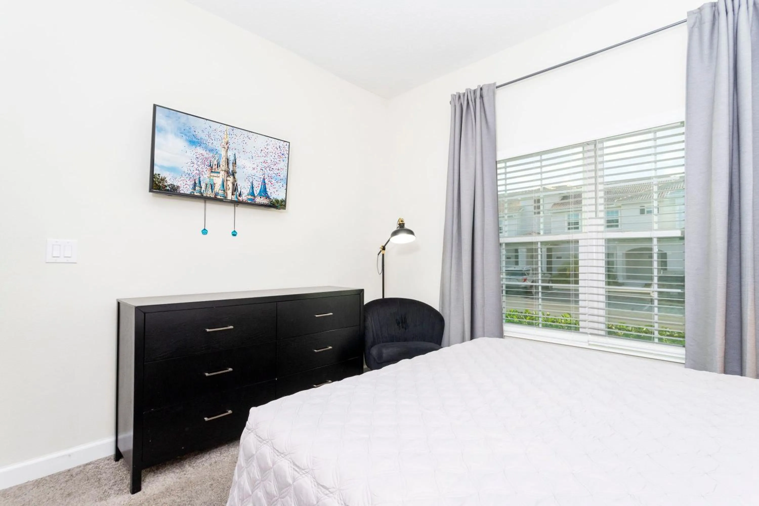 Bed in Magnificent 5Bd w/ Pool Close to Disney @Storey Lake 4800