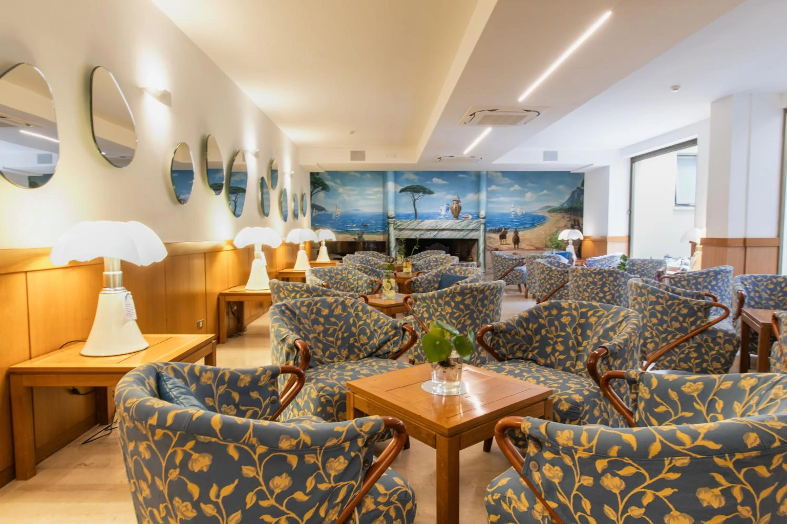 Communal lounge/ TV room in Hotel L'Approdo