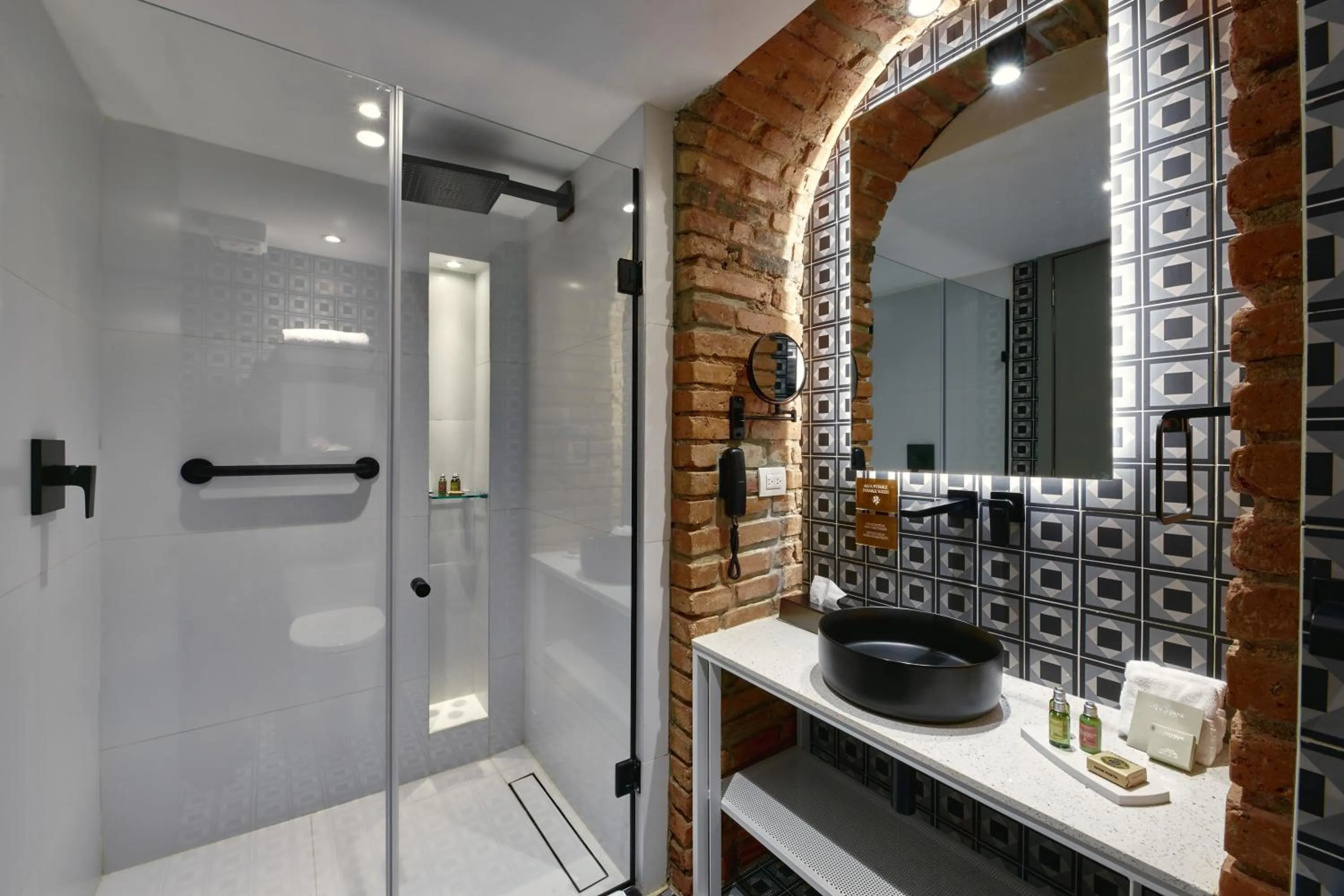 Shower in Casa Firenza Hotel & Suites Boutique