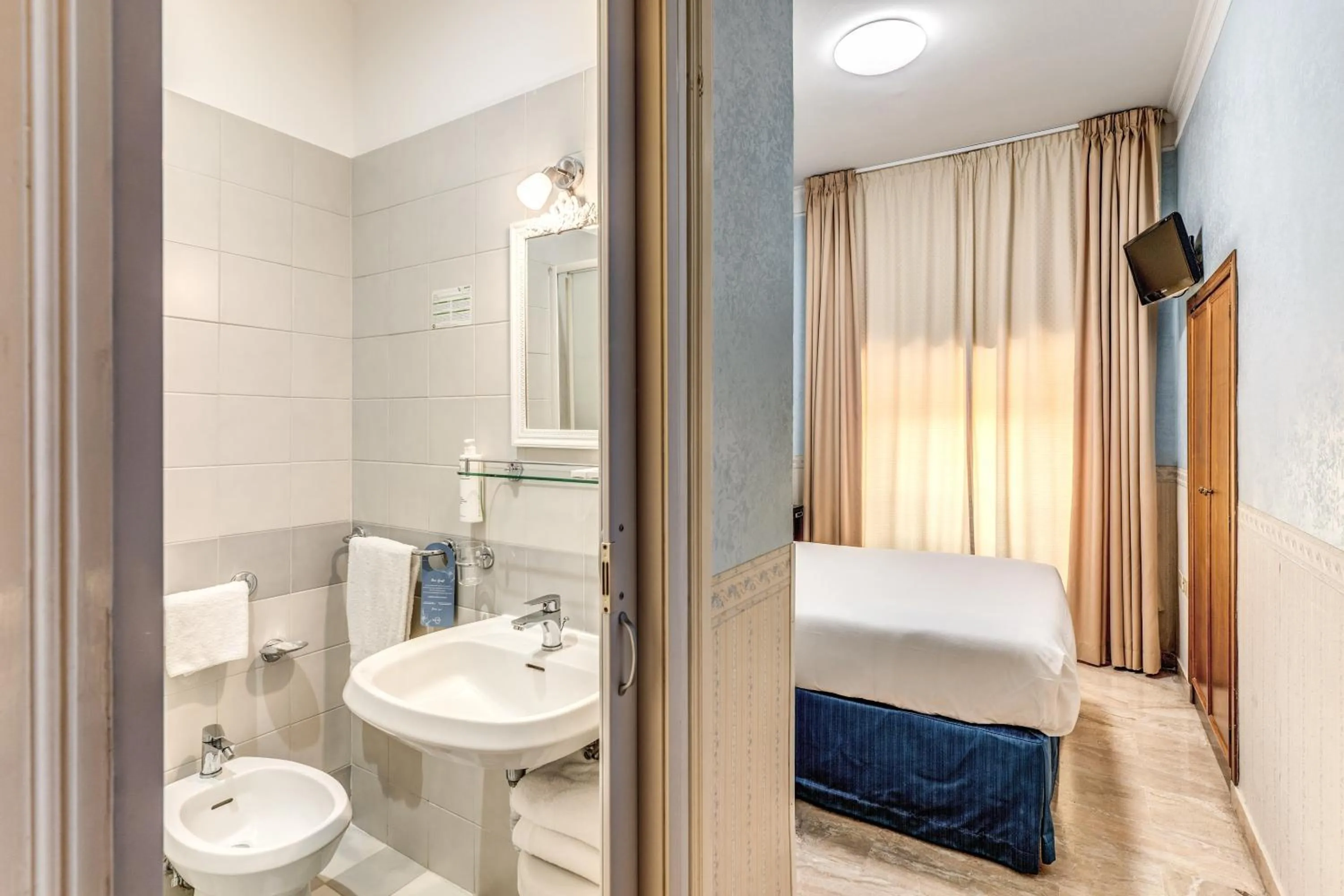 Bathroom in Hotel Orazia