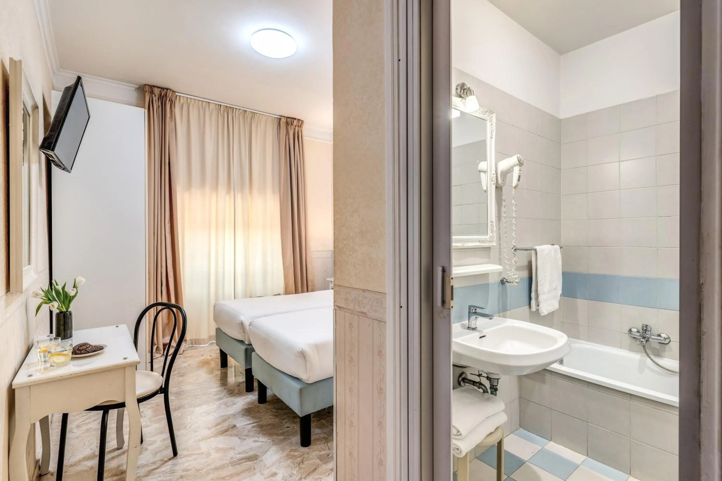 Bathroom, Bed in Hotel Orazia