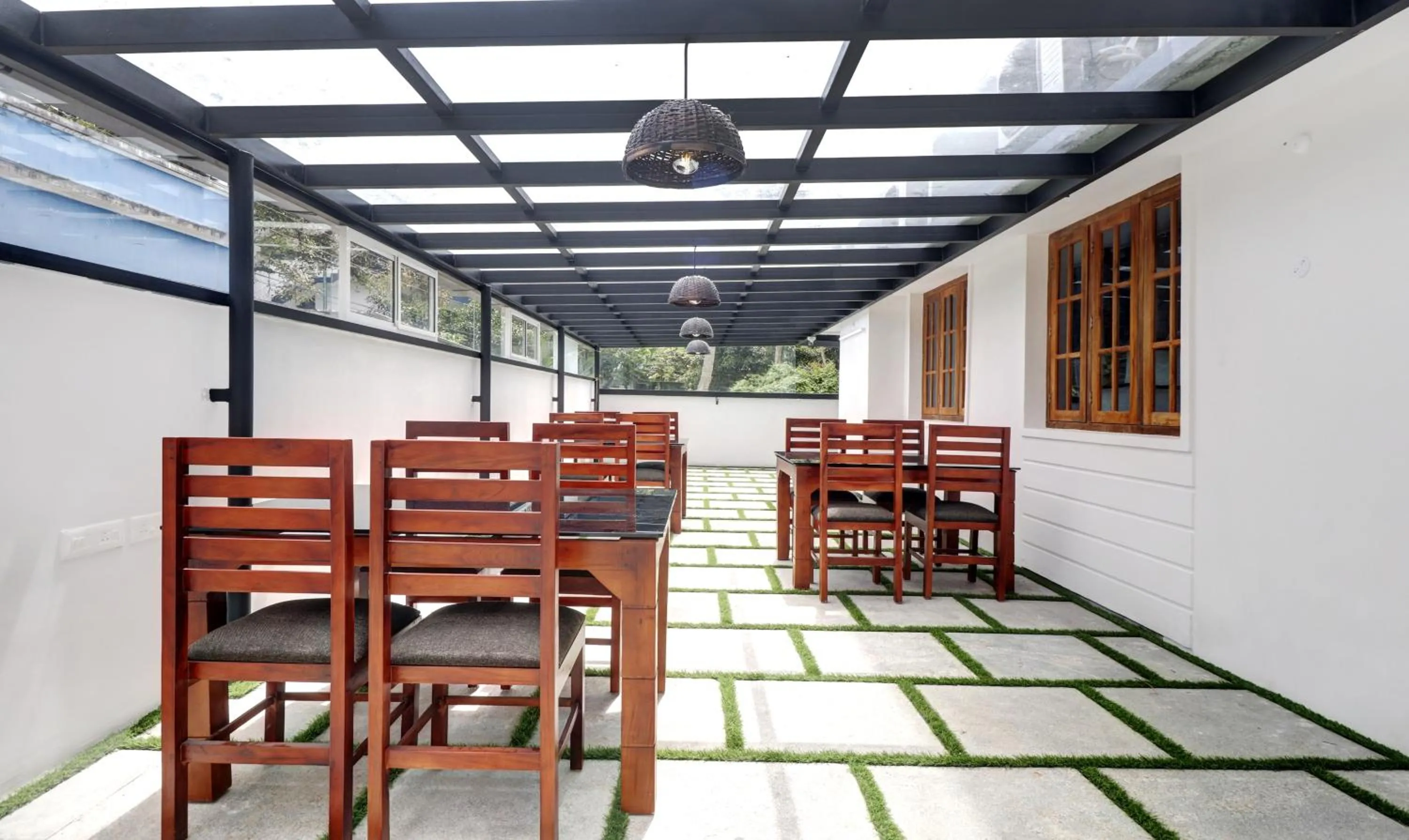 Restaurant/places to eat in Itsy Hotels Palm Grove By D2V