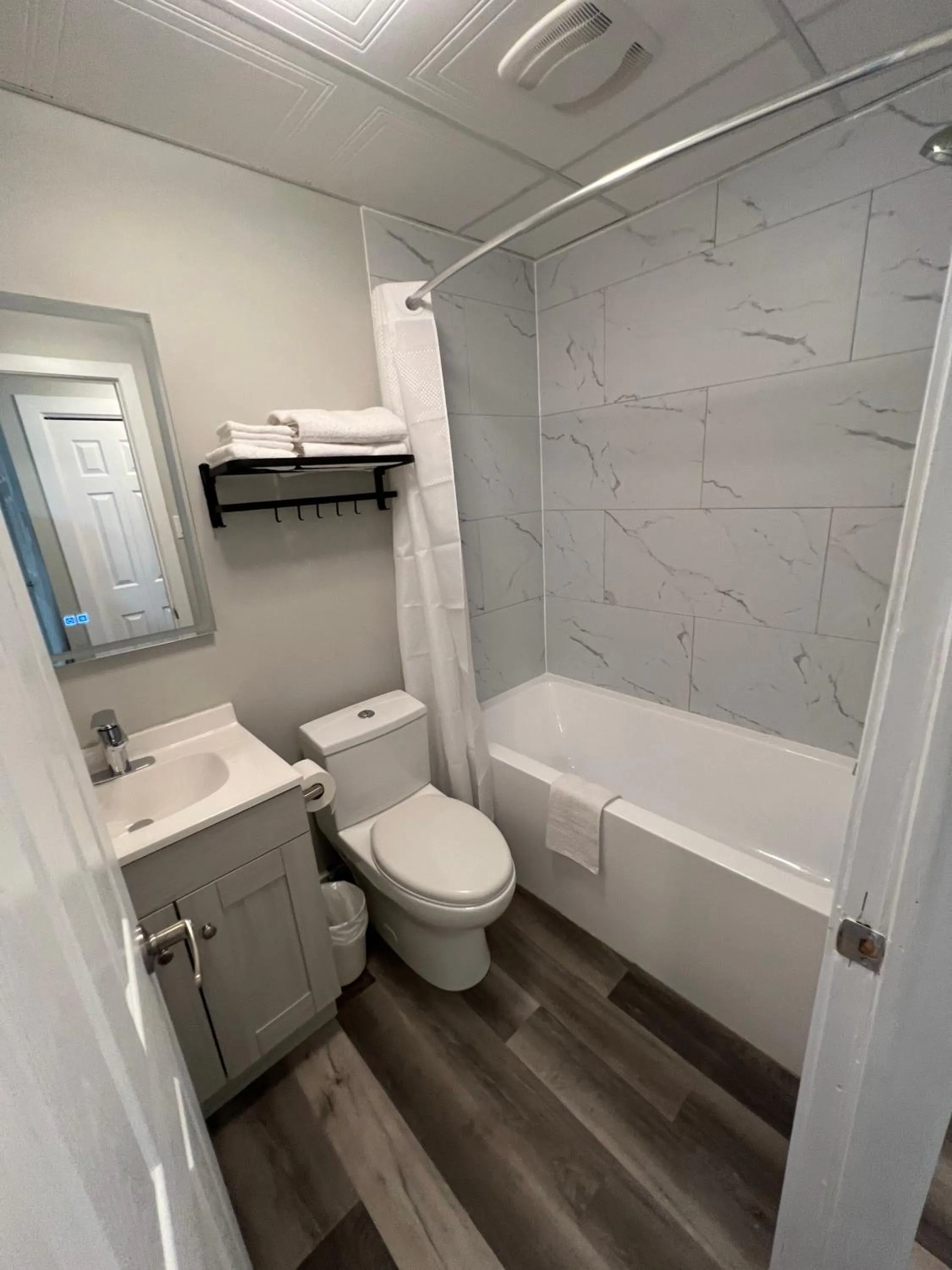 Shower in Le Centre-Ville