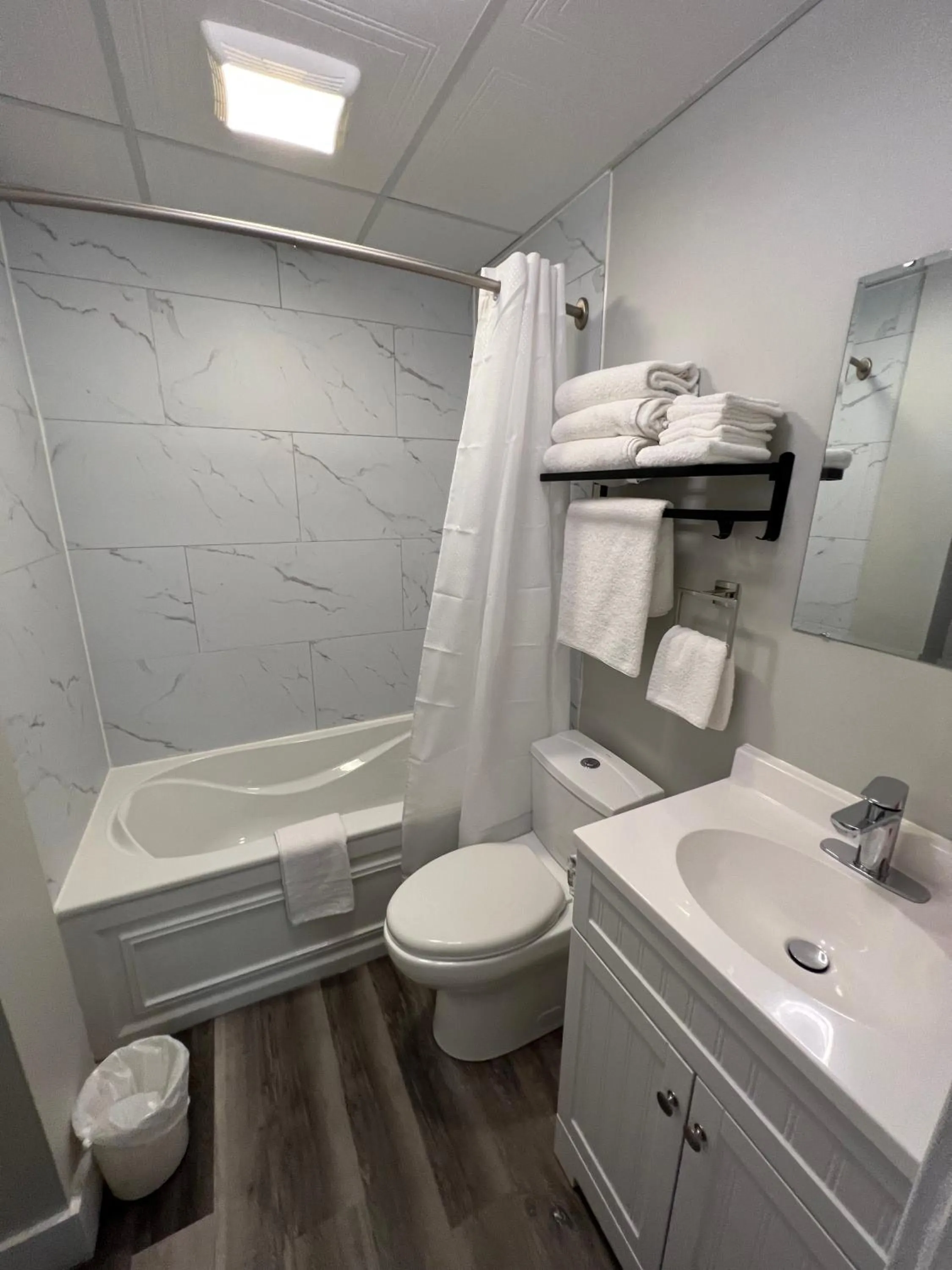 Shower in Le Centre-Ville