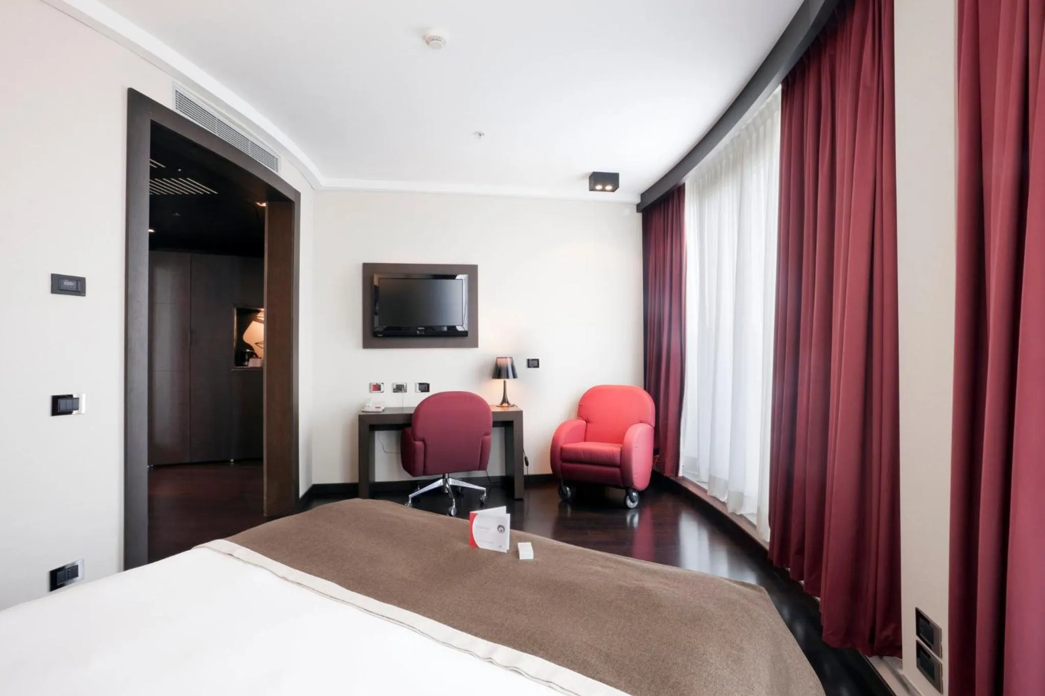 Photo of the whole room, Bed in Crowne Plaza Milan City by IHG