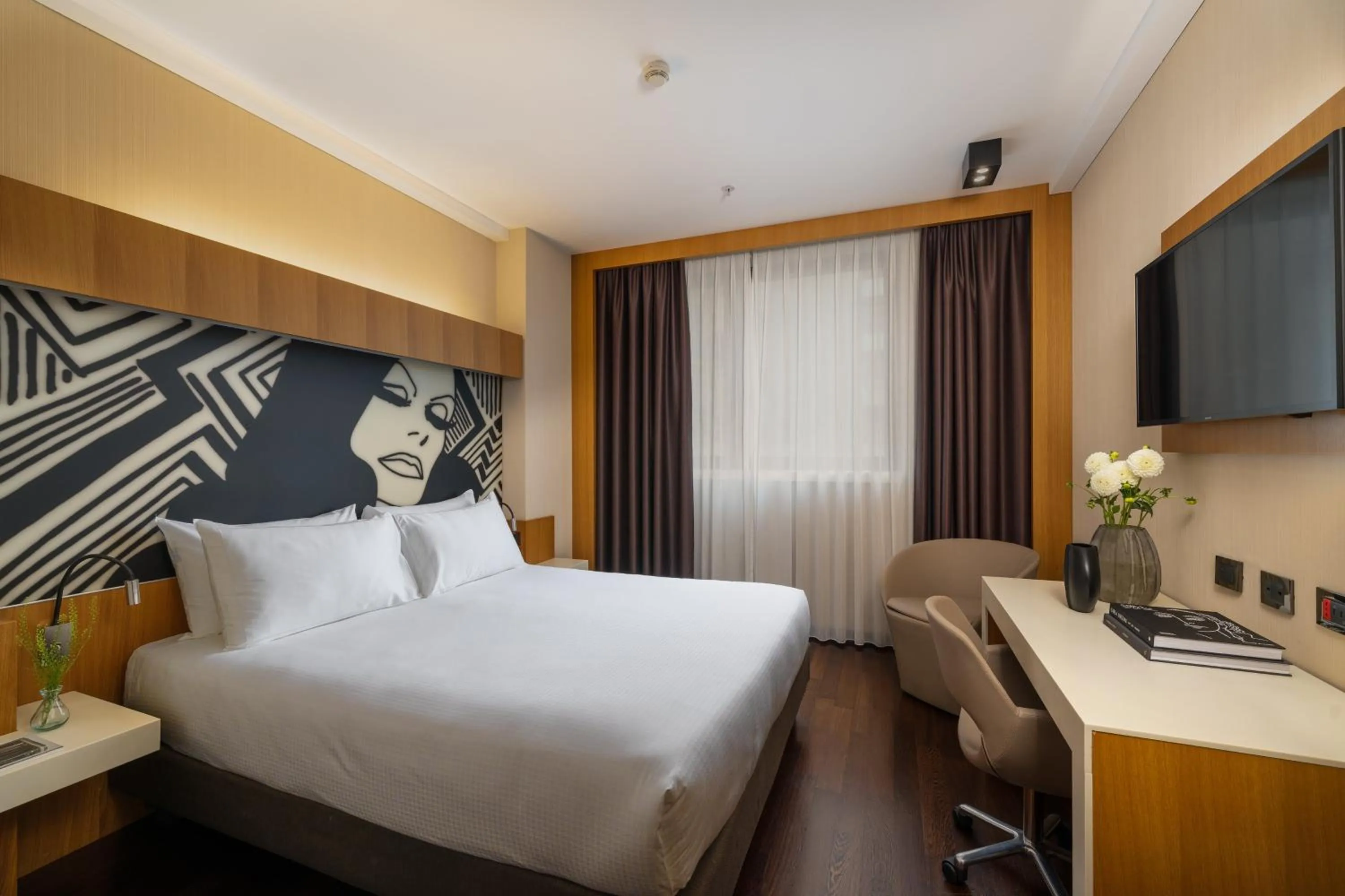 Photo of the whole room, Bed in Crowne Plaza Milan City by IHG