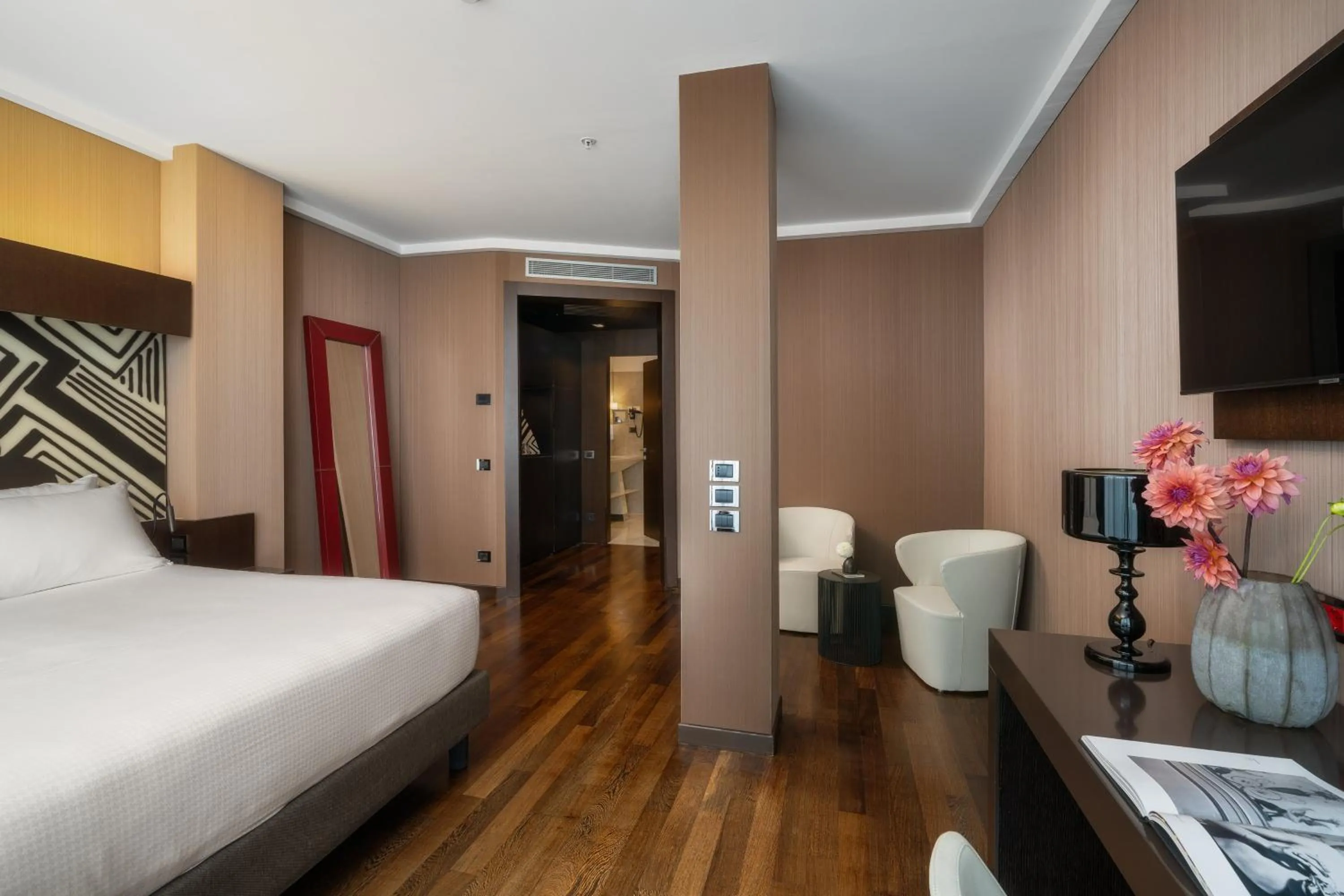 Photo of the whole room, Bed in Crowne Plaza Milan City by IHG