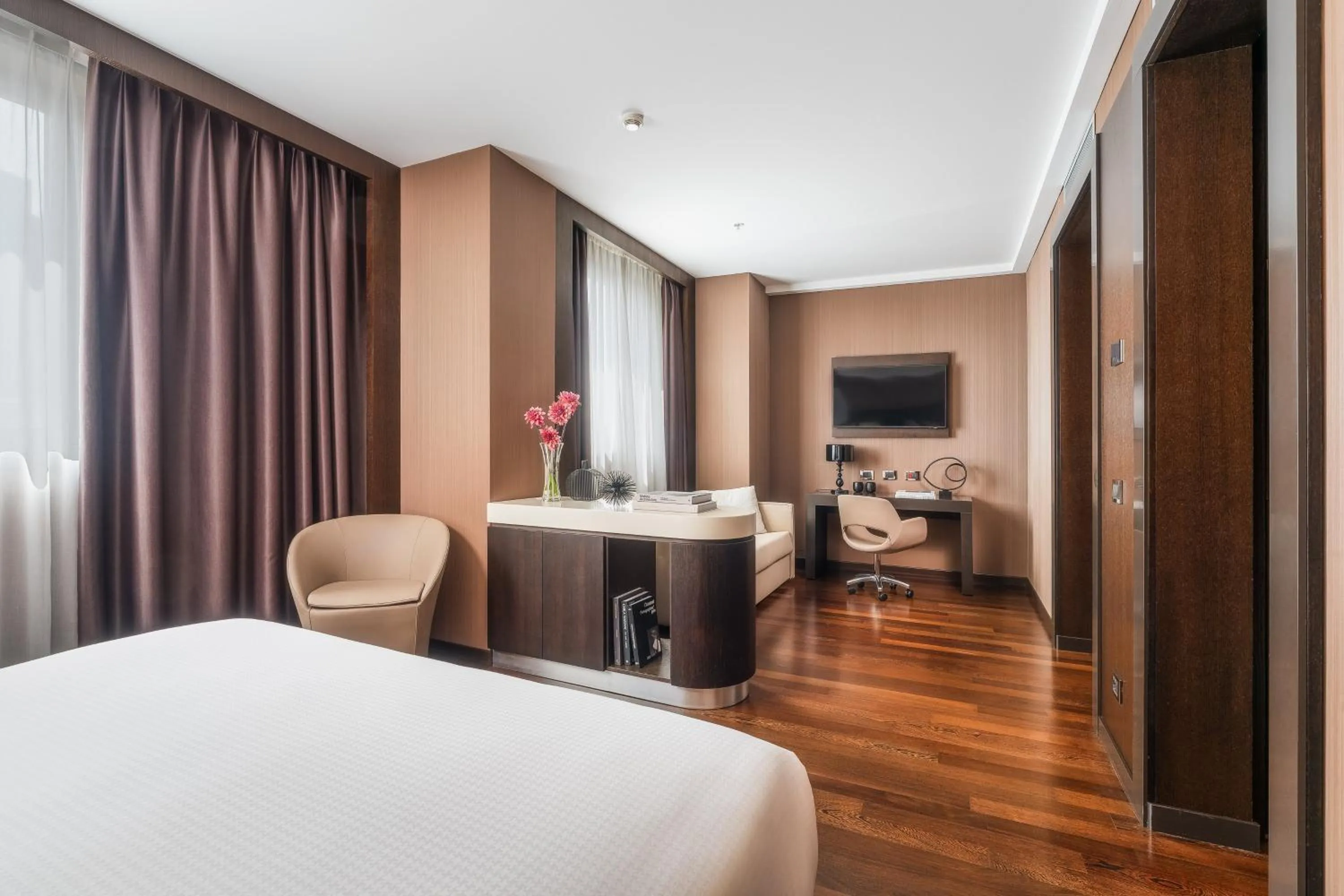 Photo of the whole room, Bed in Crowne Plaza Milan City by IHG
