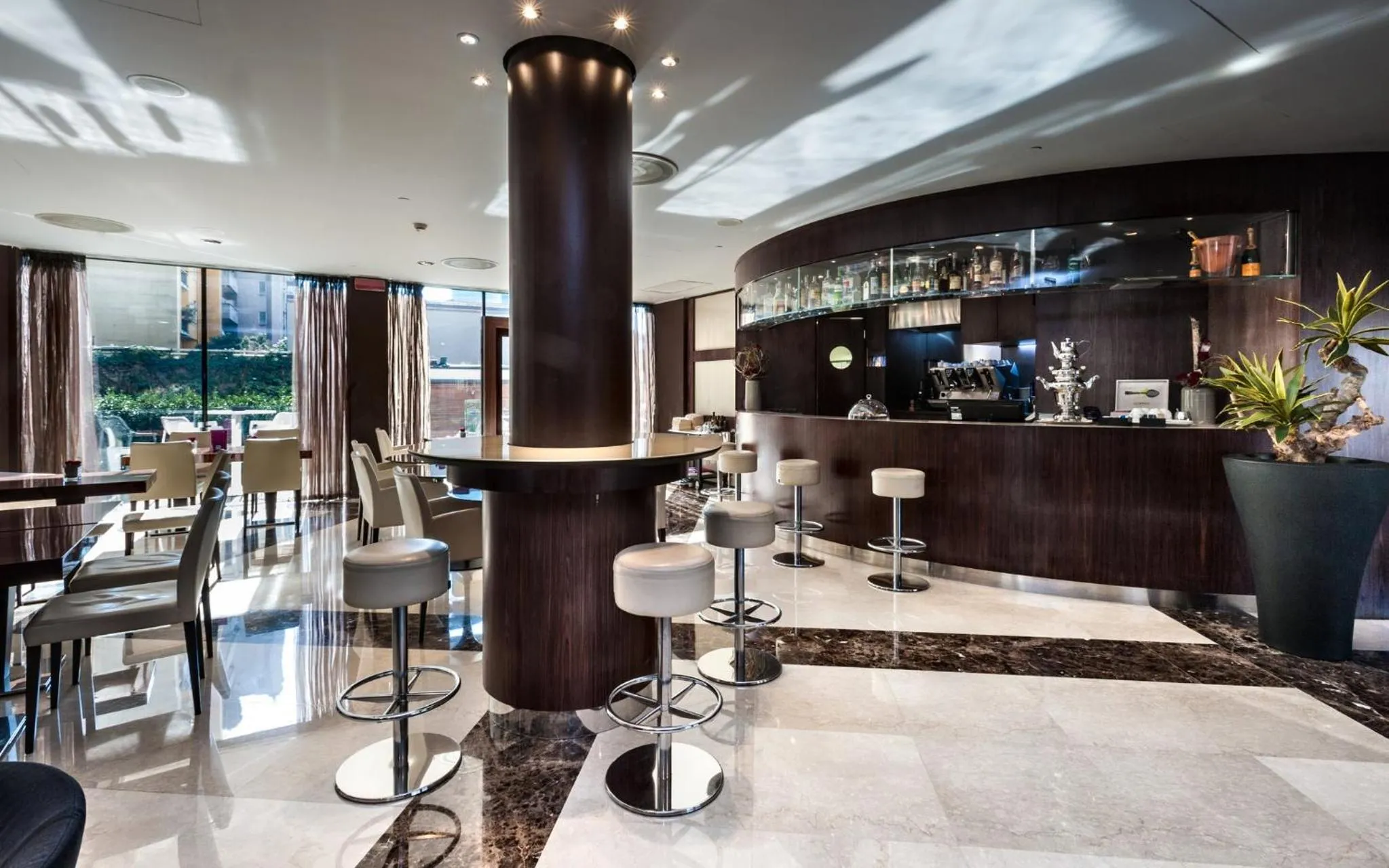 Lounge or bar in Crowne Plaza Milan City by IHG