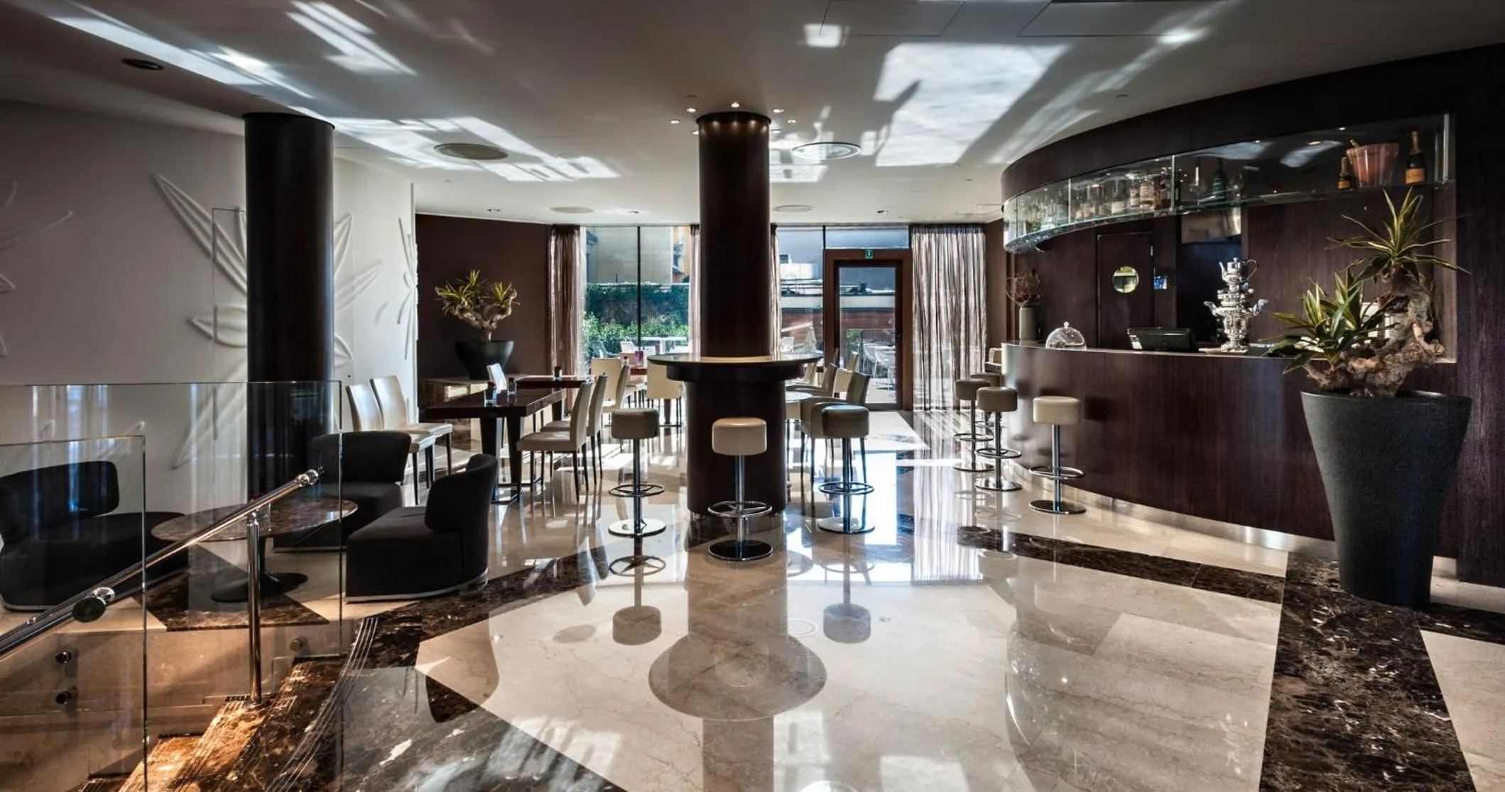 Lounge or bar in Crowne Plaza Milan City by IHG