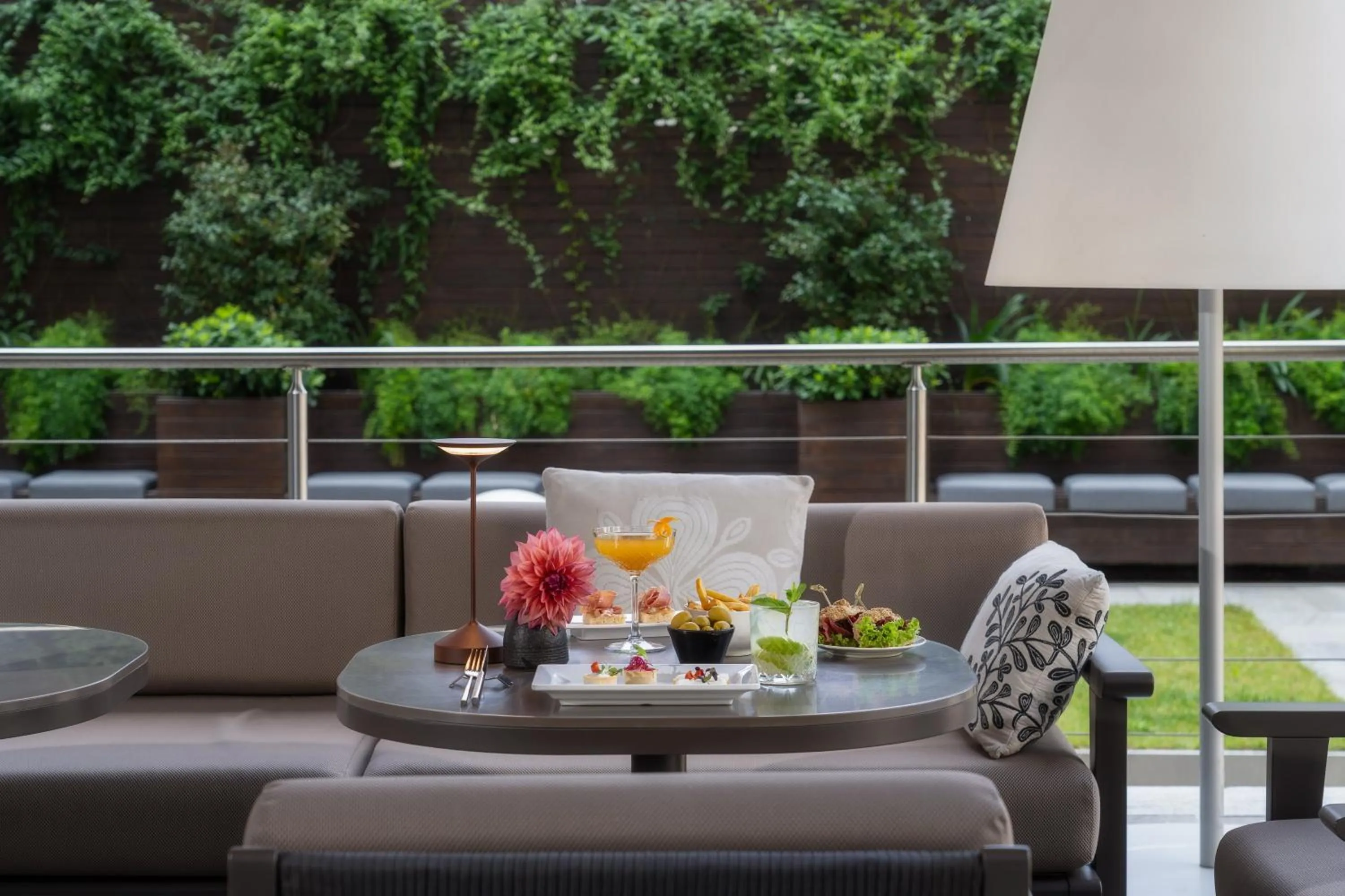 Lounge or bar in Crowne Plaza Milan City by IHG