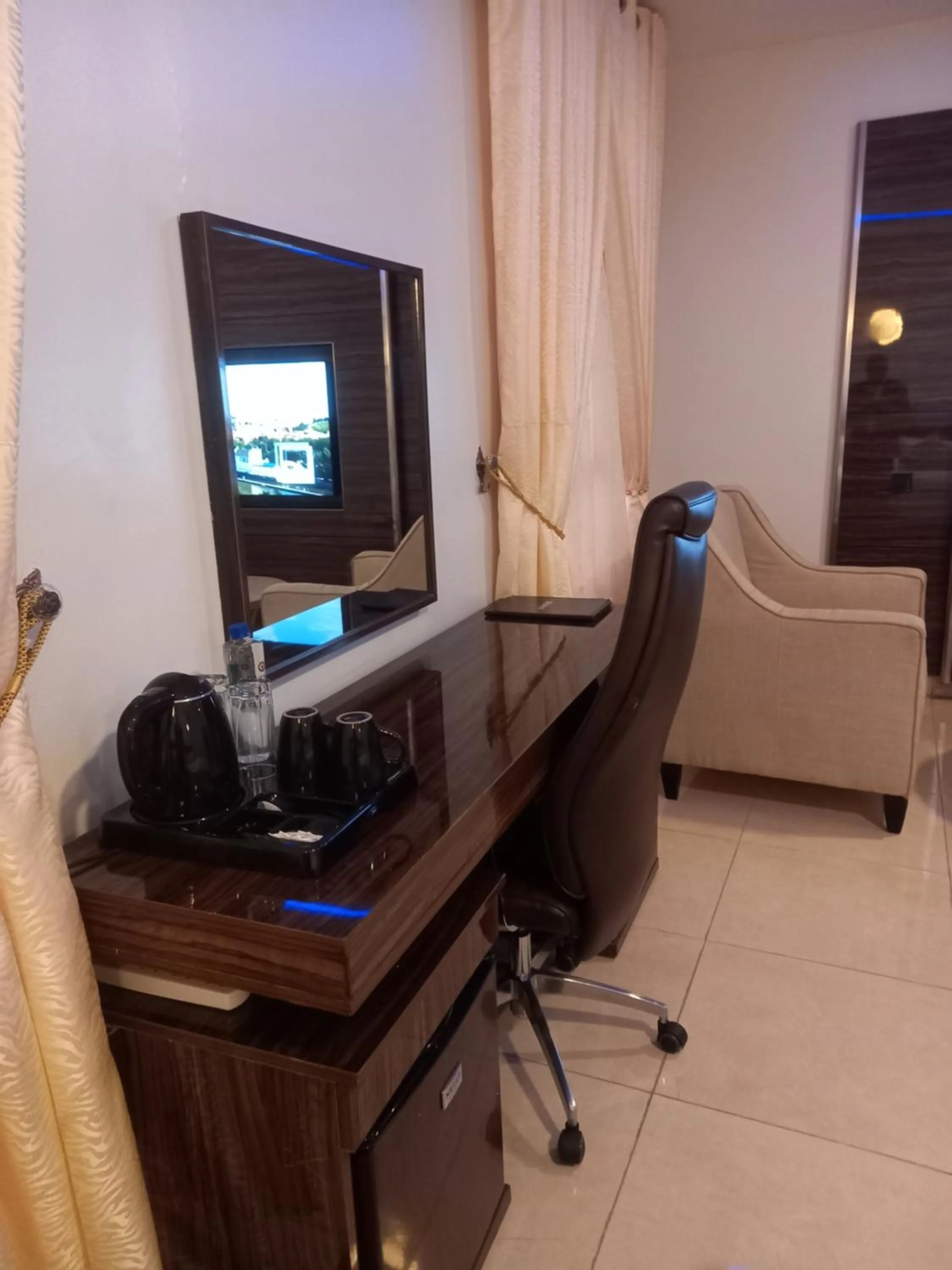 Communal lounge/ TV room in Aveon Hotel