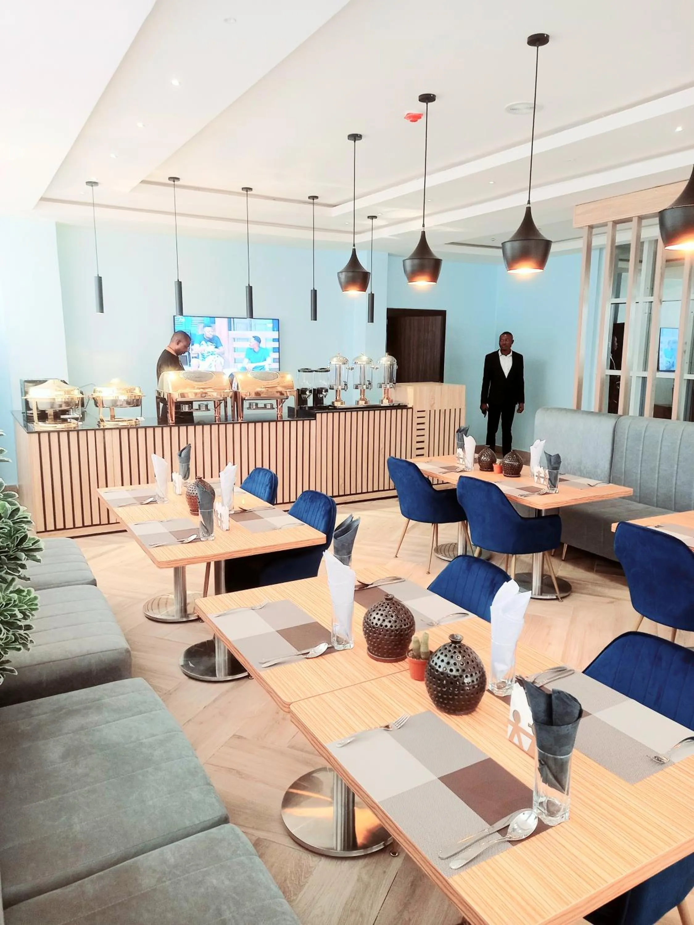 Restaurant/places to eat in Aveon Hotel