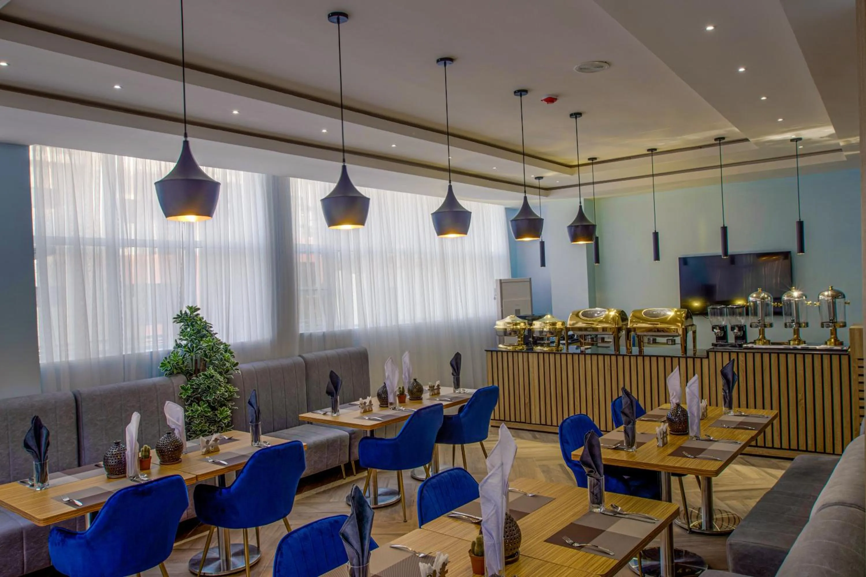 Restaurant/places to eat in Aveon Hotel