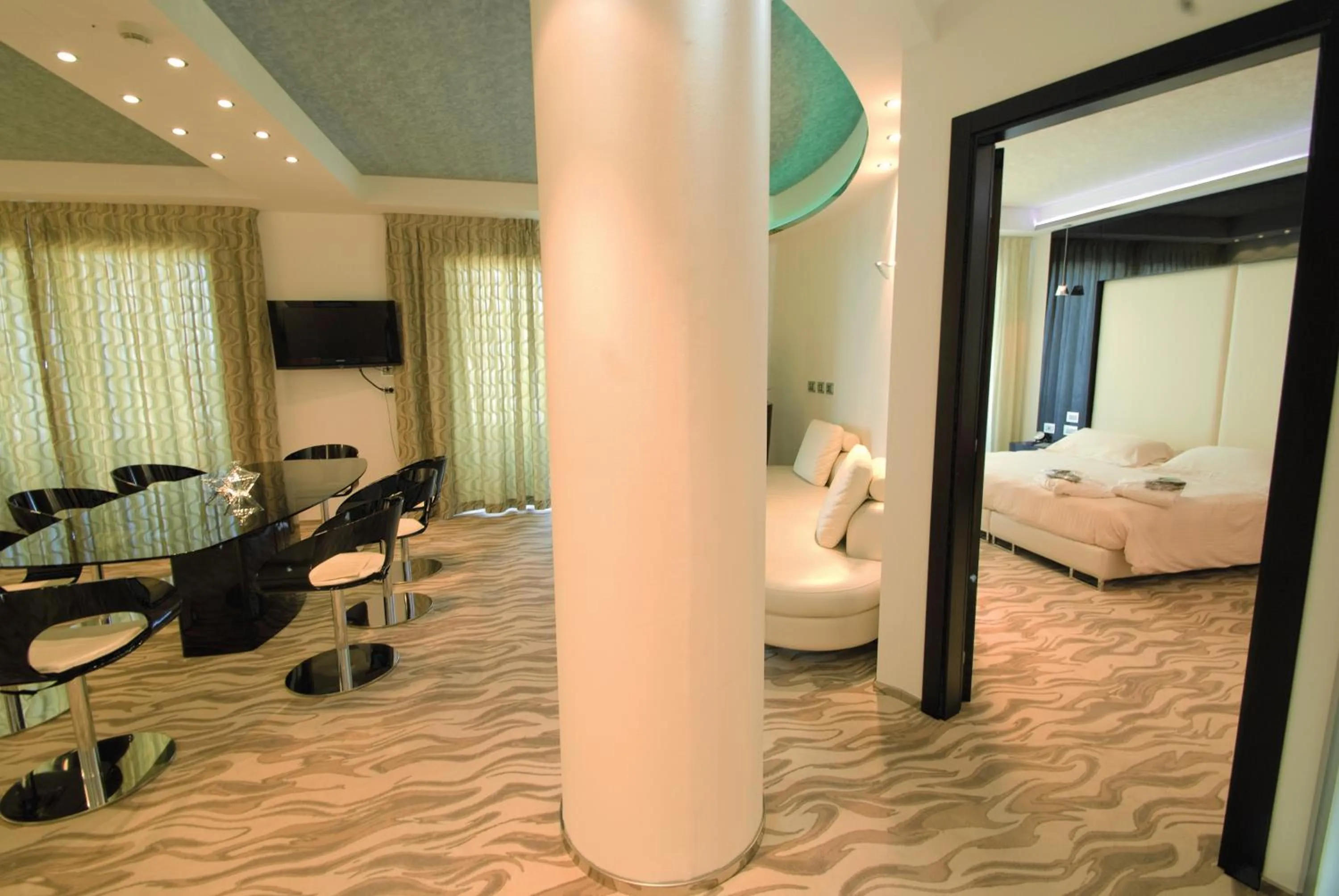 Seating area, Bed in Hotel Premier & Suites - Premier Resort