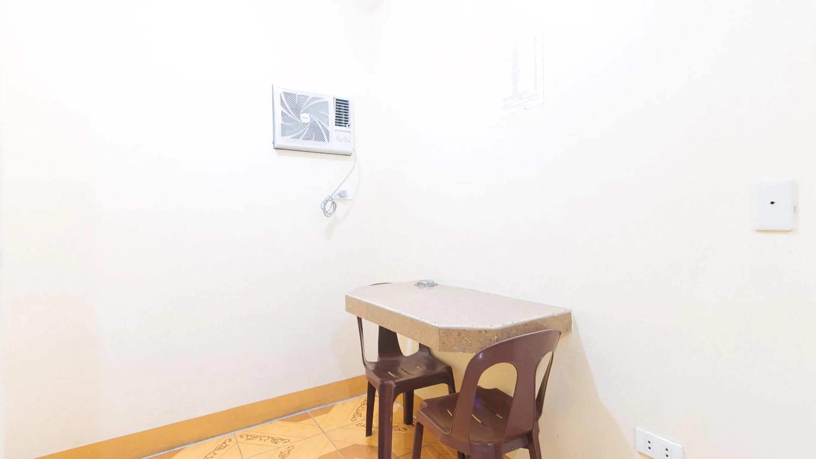 Dining area in Golden Sunrise Hotel I by RedDoorz