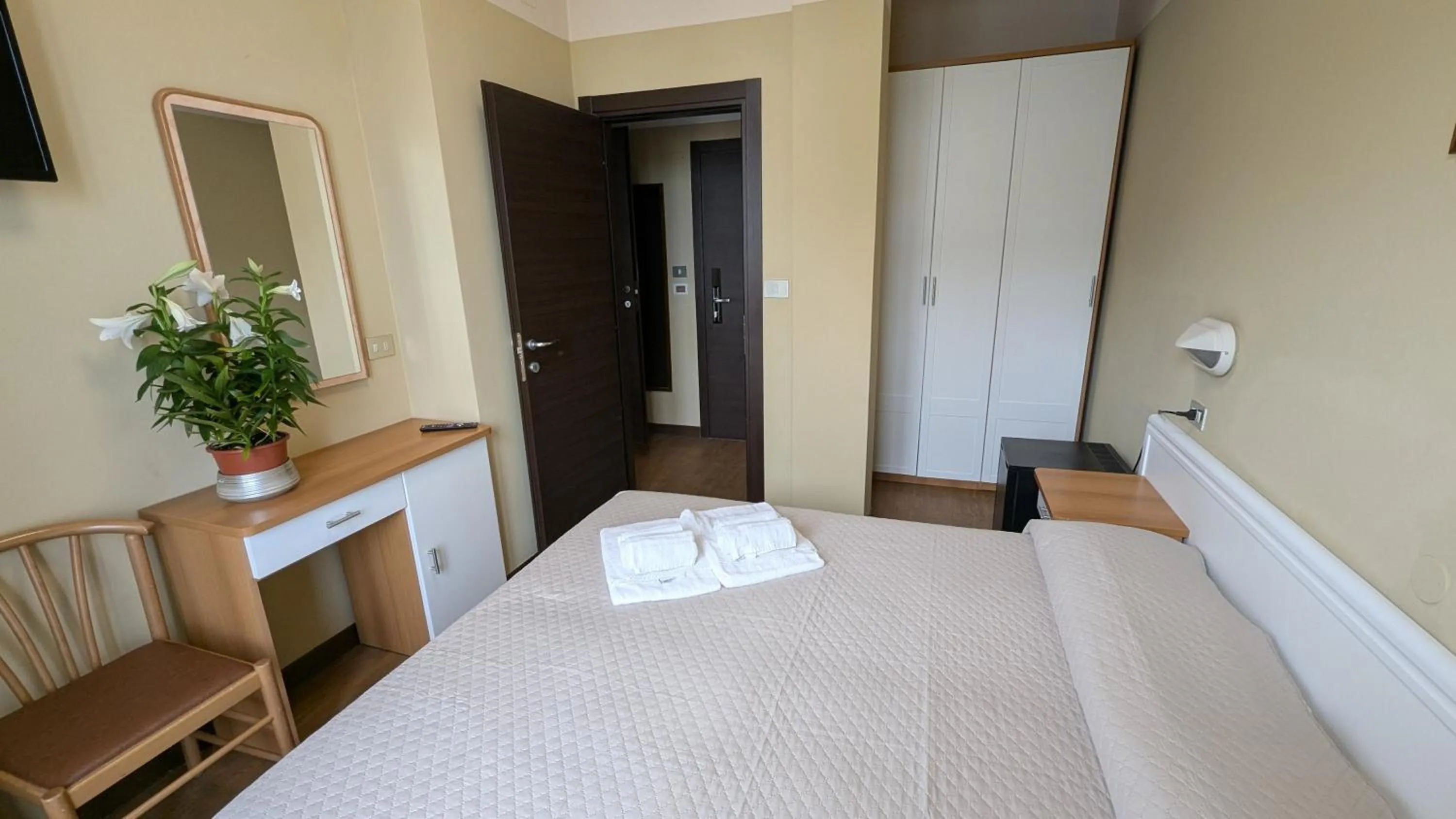 Photo of the whole room in Hotel Boston