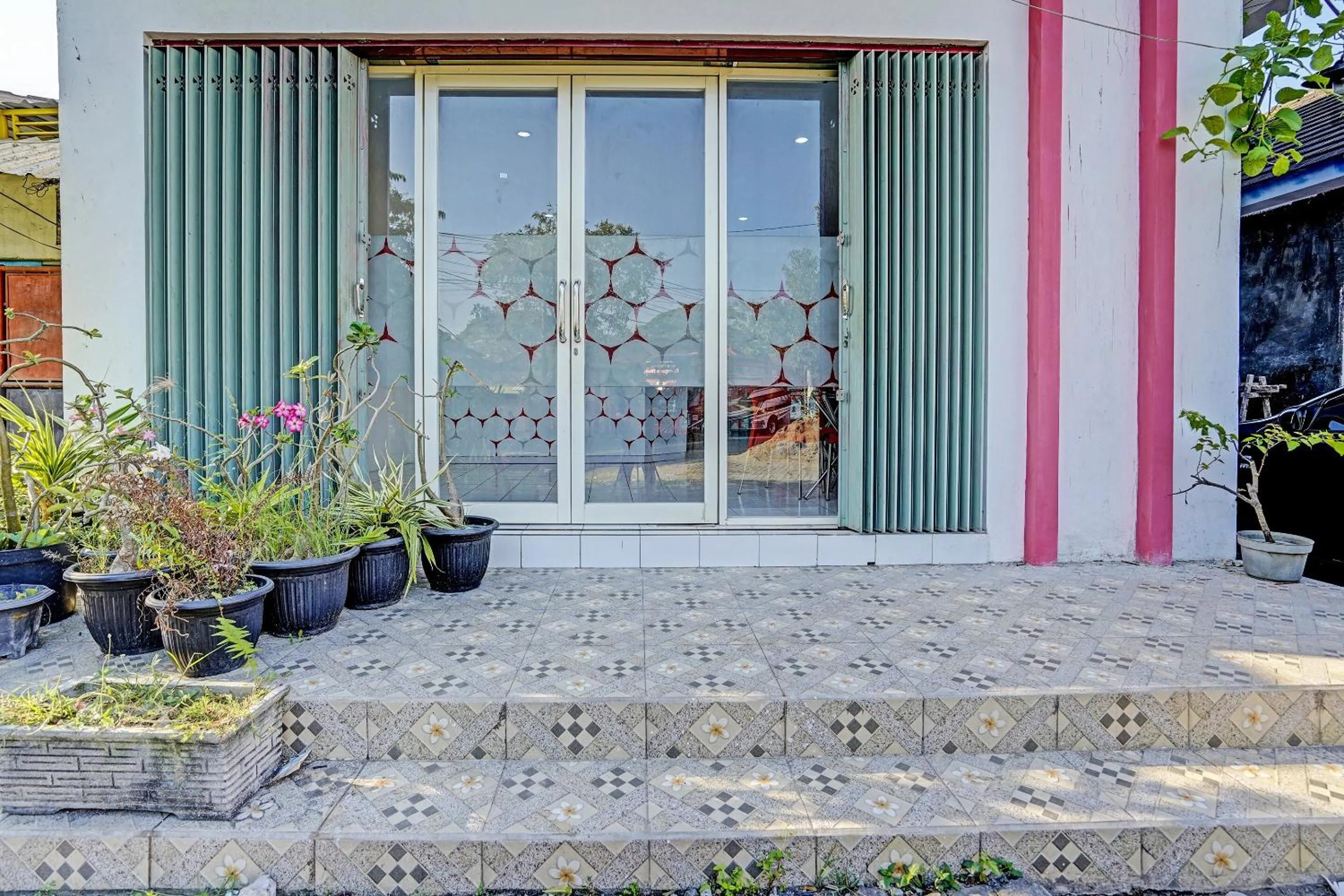 Facade/entrance in OYO LIFE 91594 Bungah Residence Syariah