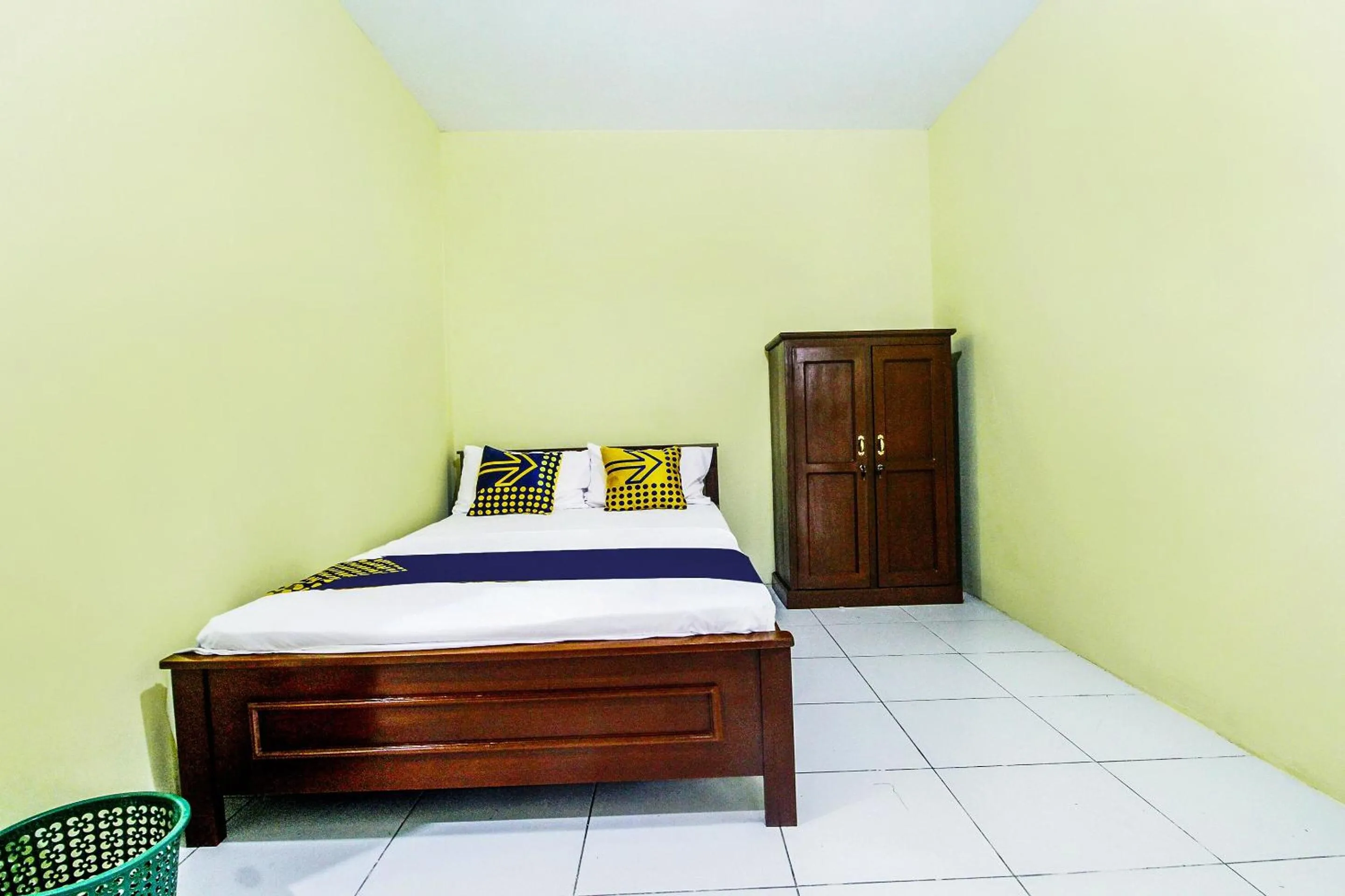 Bedroom, Bed in OYO Life 91606 Nadin Guest House Syariah