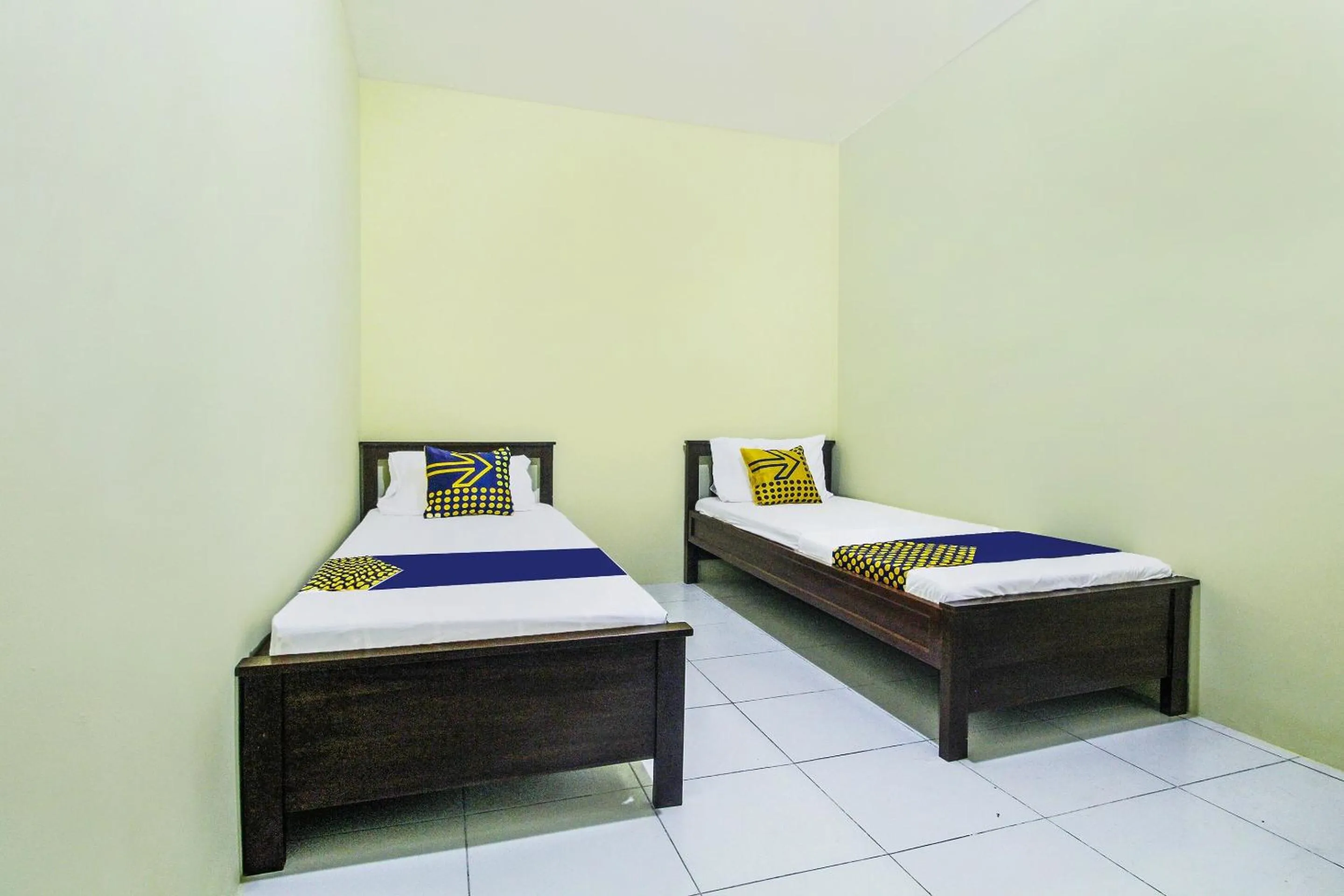 Bedroom, Bed in OYO Life 91606 Nadin Guest House Syariah