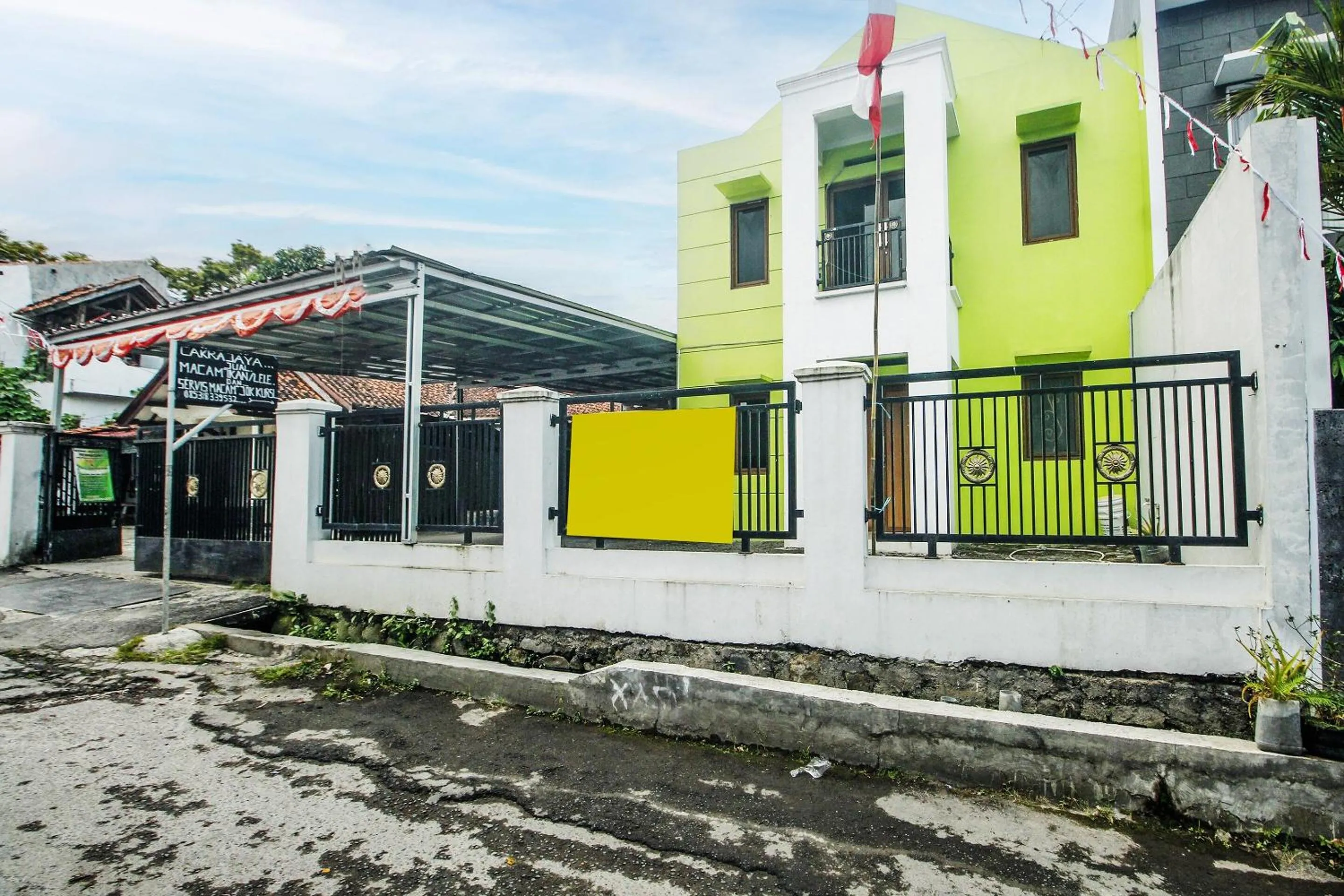 Facade/entrance in OYO Life 91606 Nadin Guest House Syariah