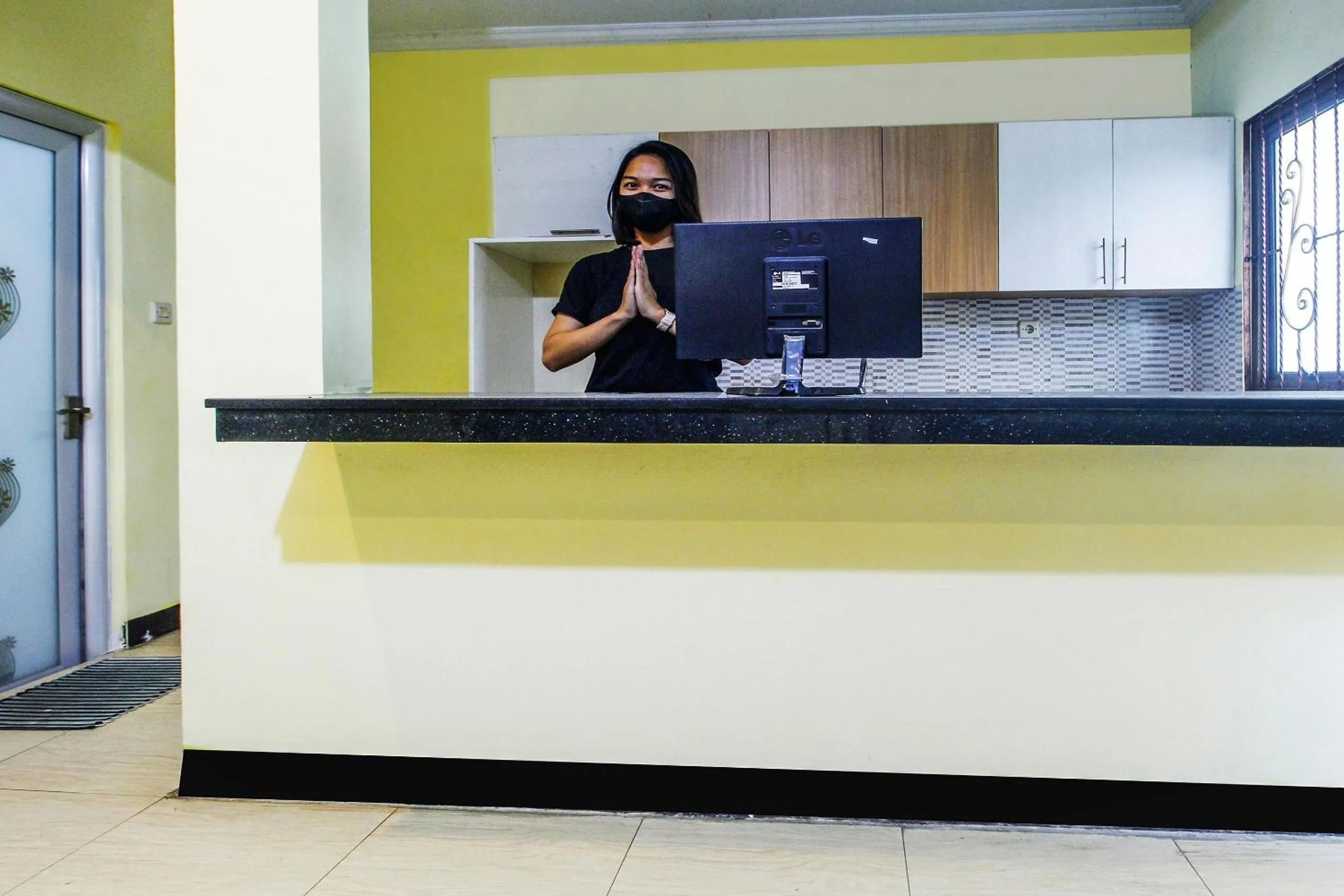 Lobby or reception in OYO Life 91606 Nadin Guest House Syariah