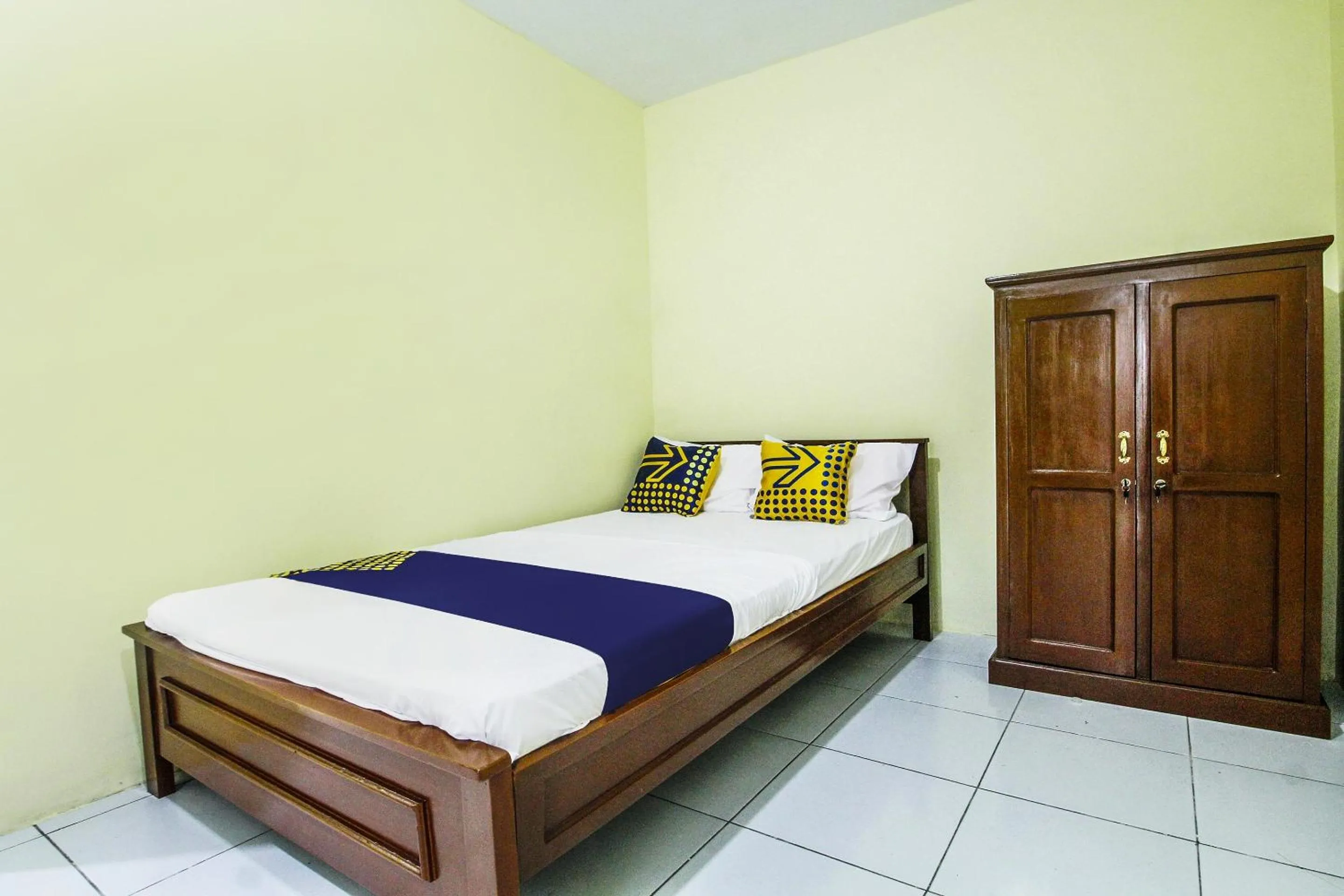 Bedroom, Bed in OYO Life 91606 Nadin Guest House Syariah