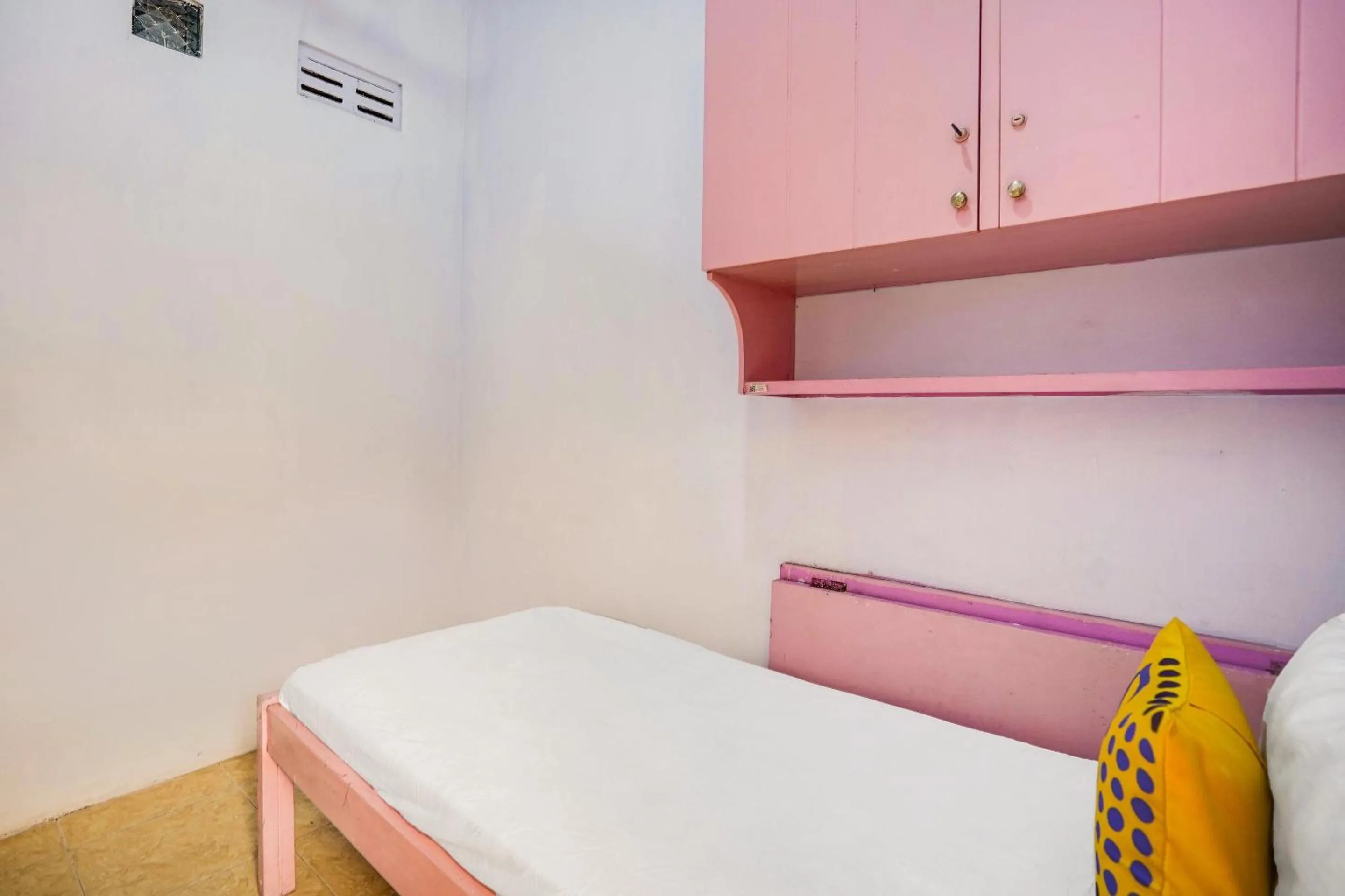 Bedroom, Bed in OYO Life 91626 Rr Kost Putri Syariah