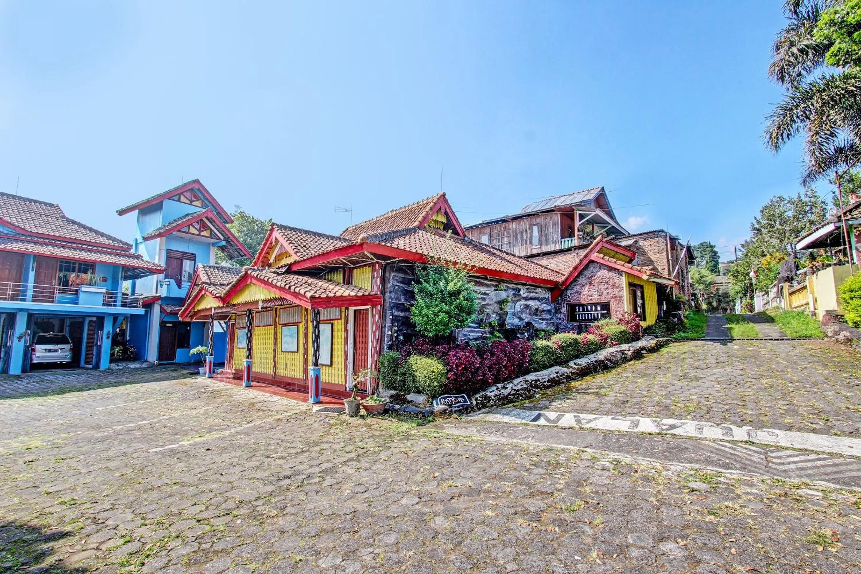 Facade/entrance in Capital O 91644 Loka Hause