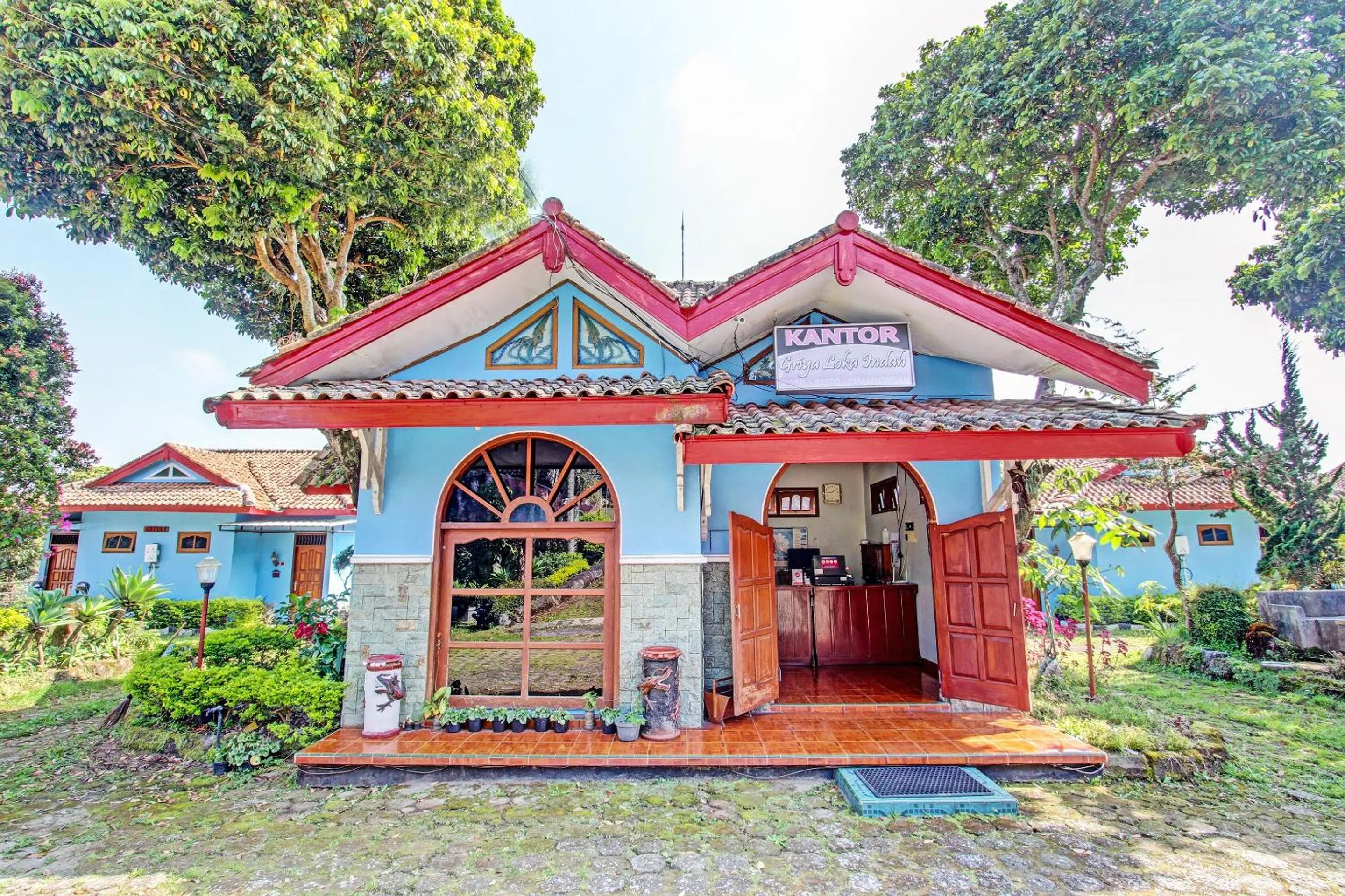 Facade/entrance in Capital O 91644 Loka Hause