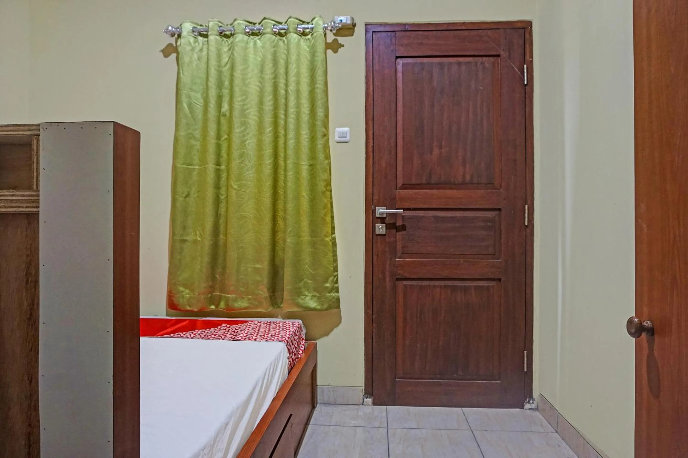 Bedroom, Bed in Hotel O Orange Homestay Makassar