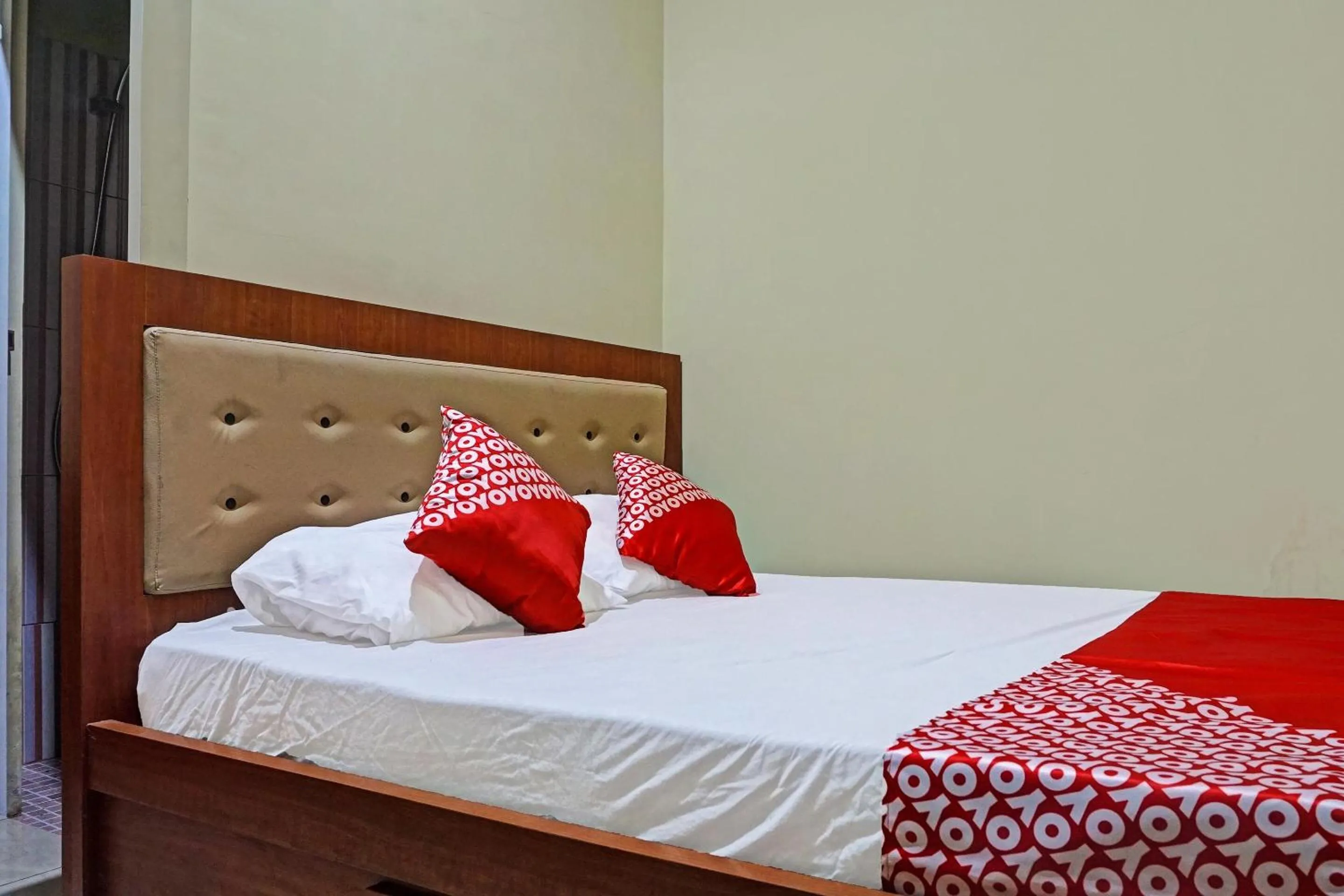 Bedroom, Bed in Hotel O Orange Homestay Makassar