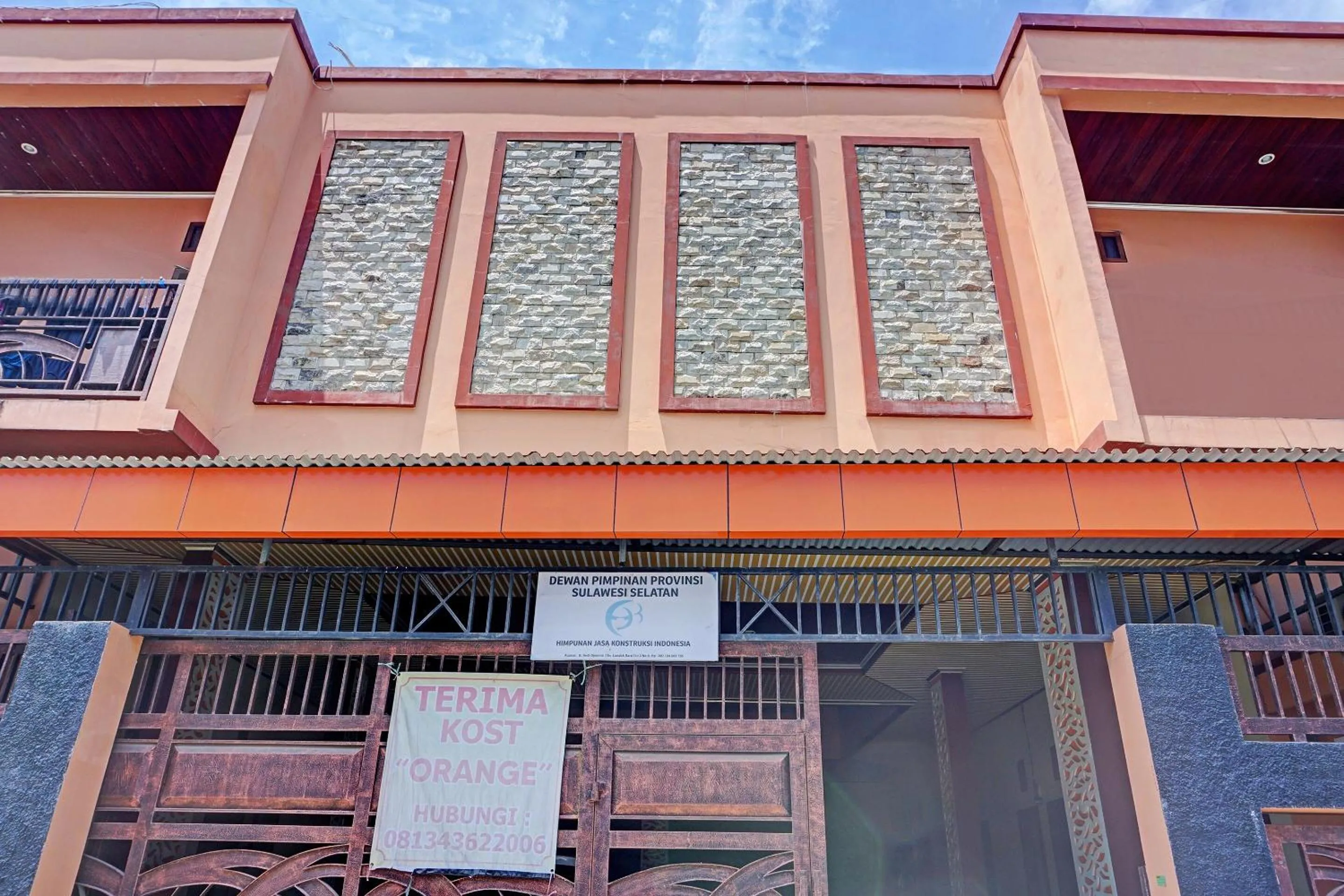 Facade/entrance in Hotel O Orange Homestay Makassar