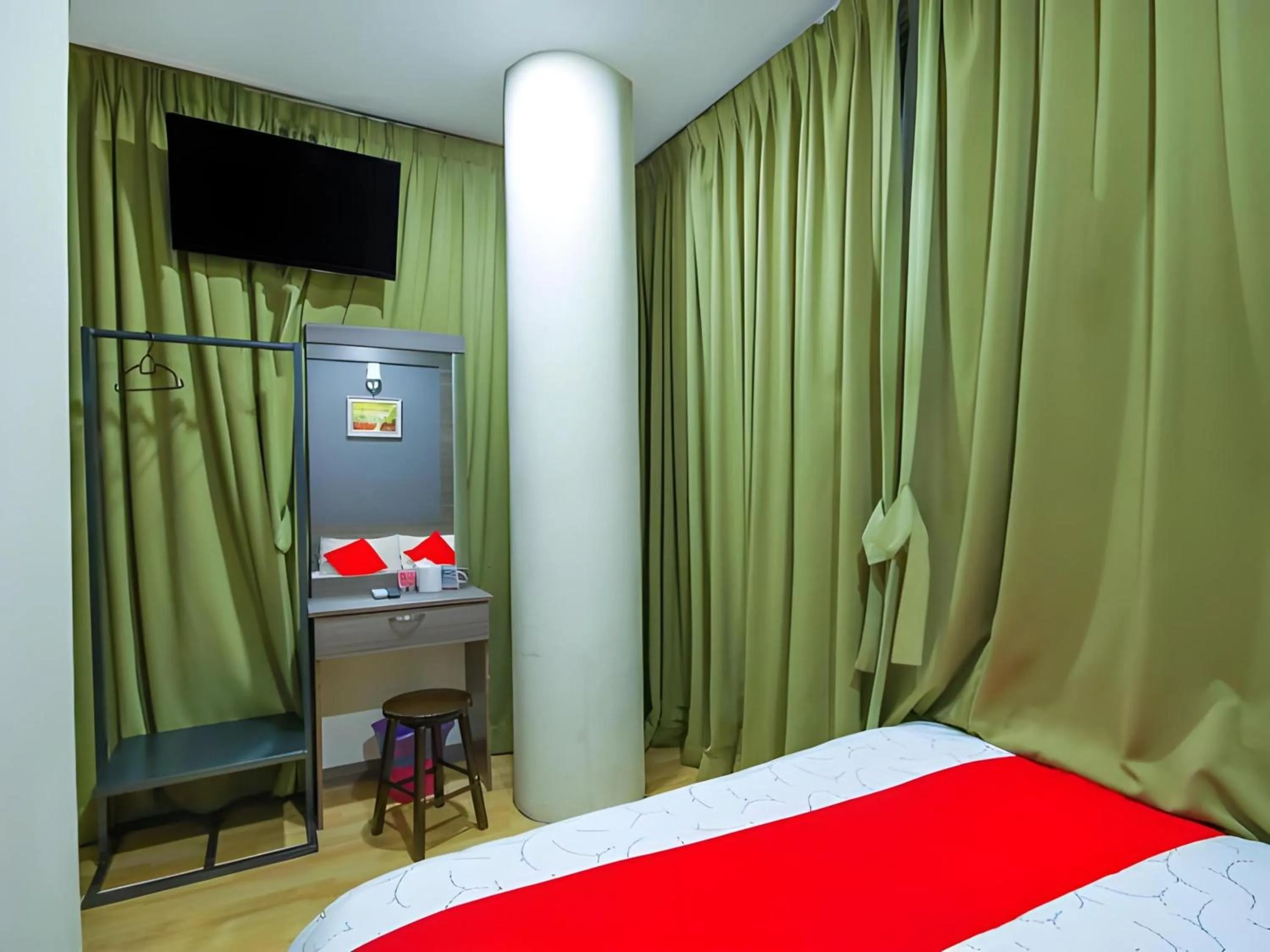 Photo of the whole room, Bed in Super OYO Capital O 812 Hotel SMC Seksyen 13