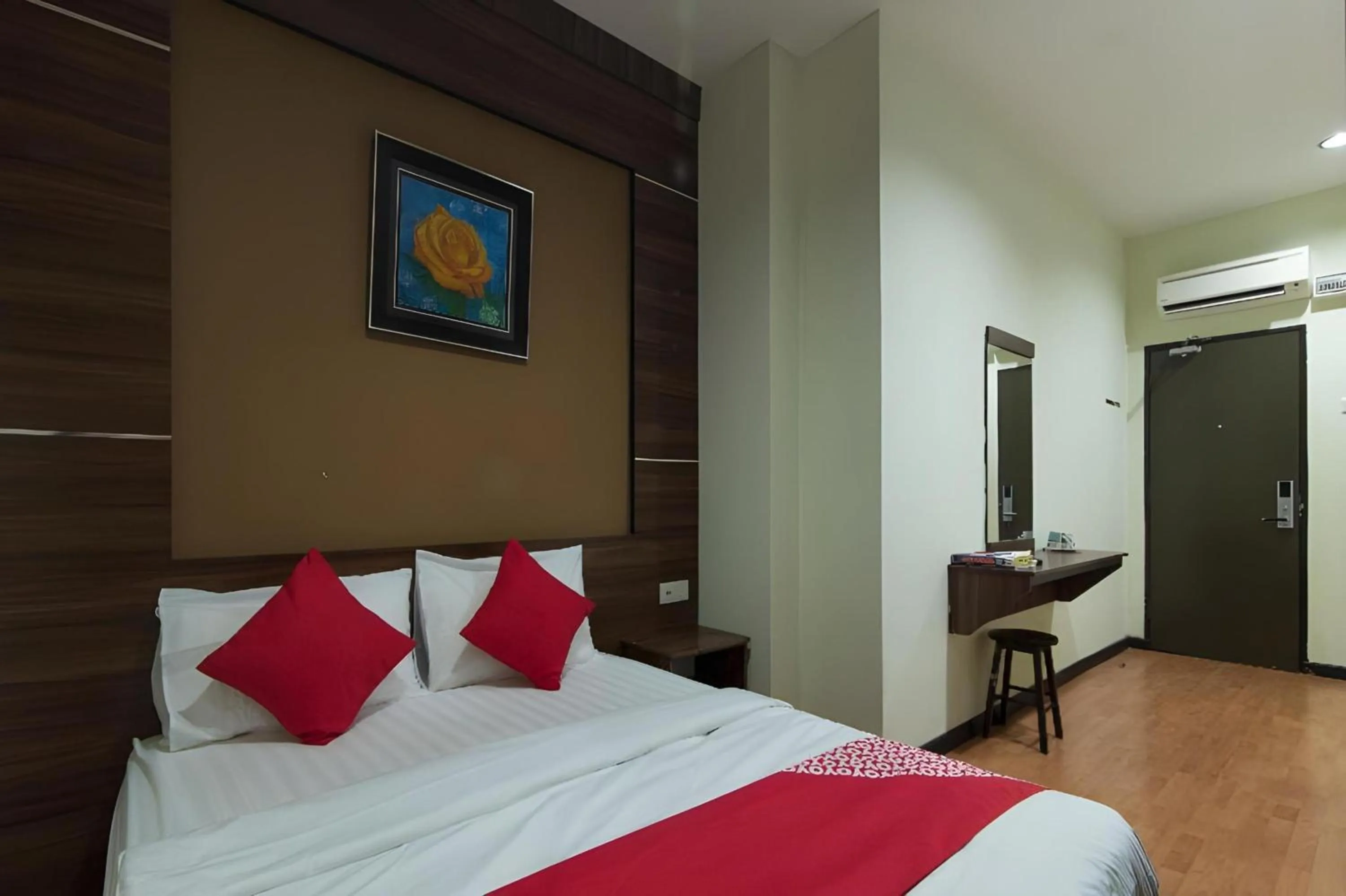 Photo of the whole room, Bed in Super OYO Capital O 812 Hotel SMC Seksyen 13