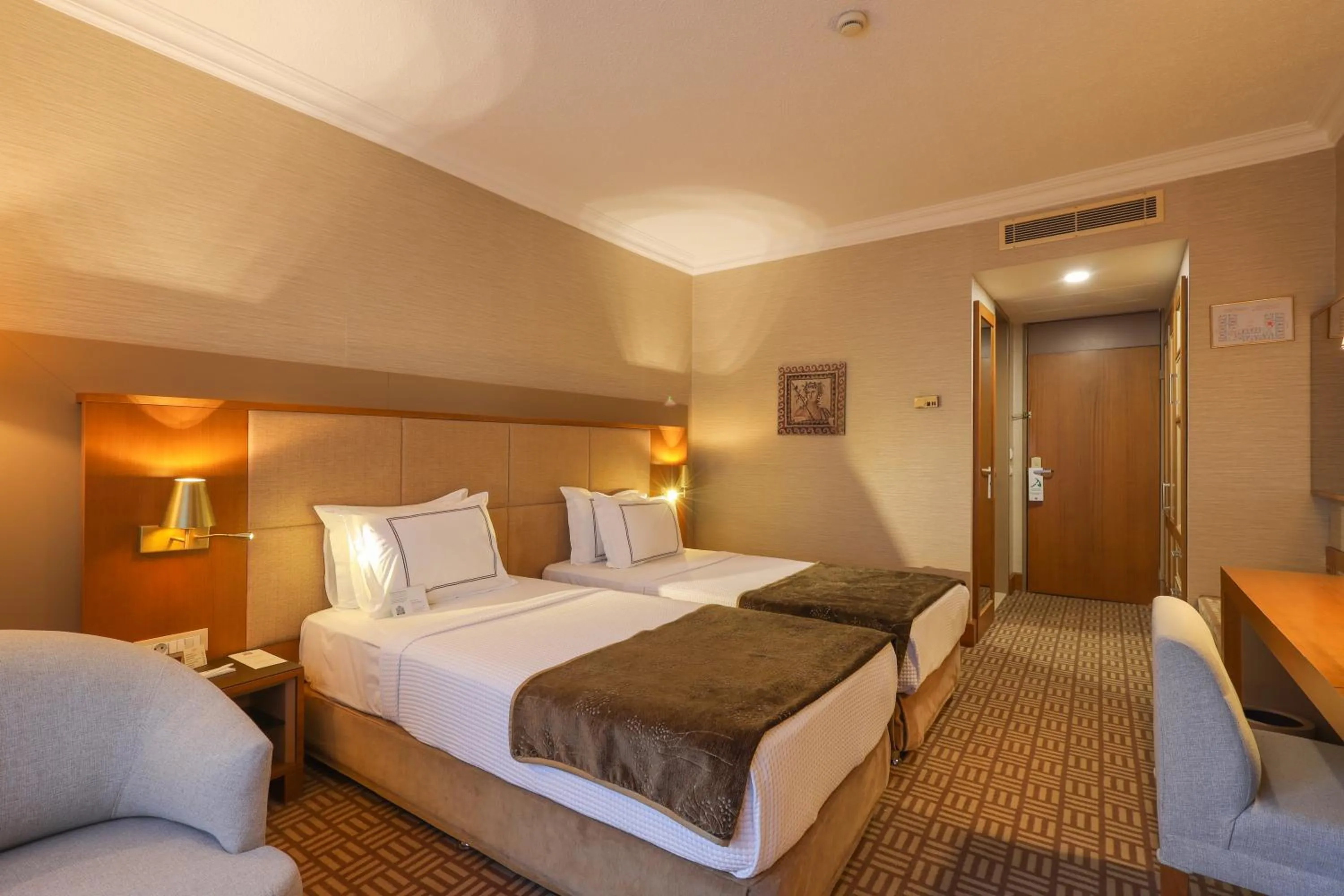 Photo of the whole room, Bed in Tugcan Hotel