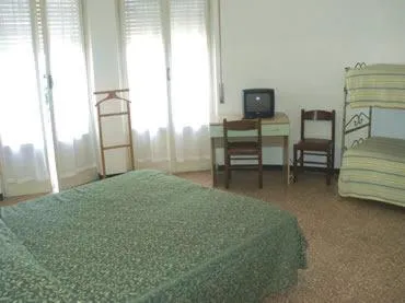 Bed in Hotel Mignon 50 MT DALLA SPIAGGIA E DALL'ISOLA PEDONALE