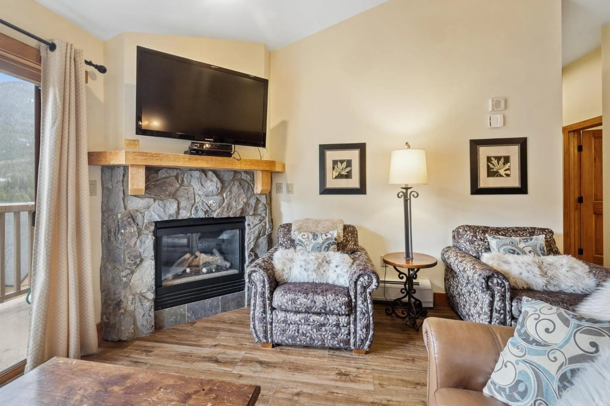 Living room in Red Hawk by Keystone Resort