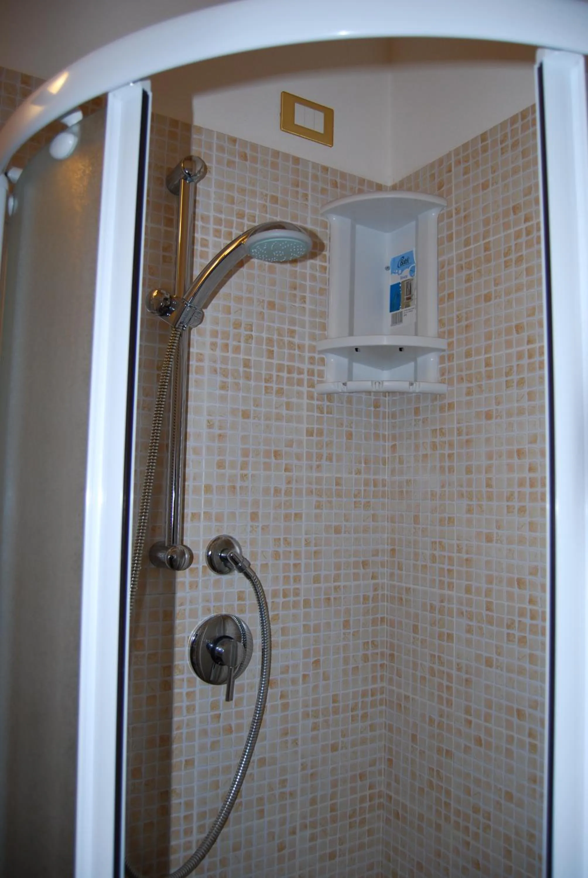 Shower in Burlamacco Gold