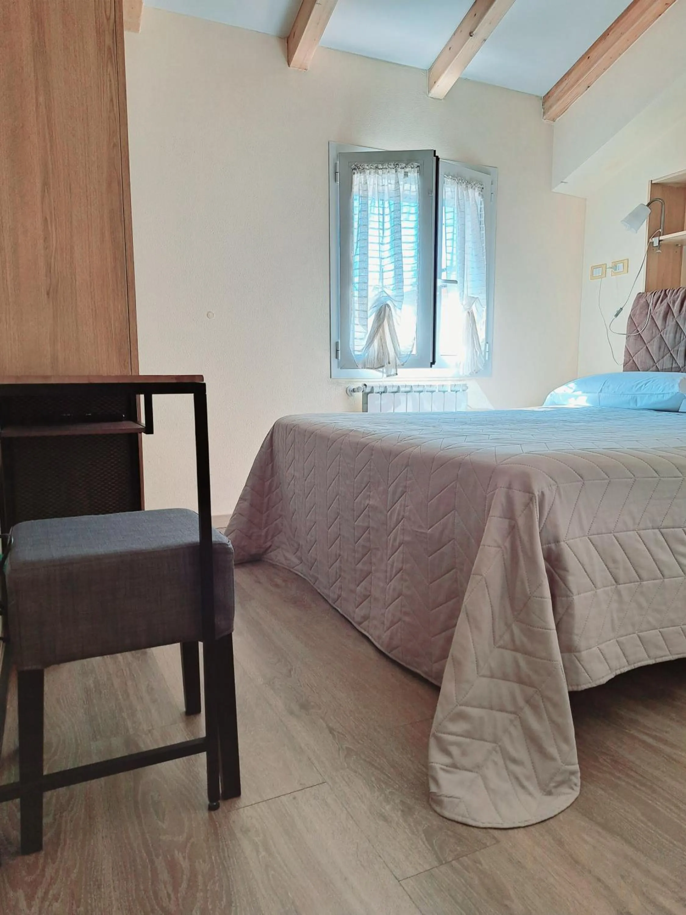 Photo of the whole room, Bed in Burlamacco Gold