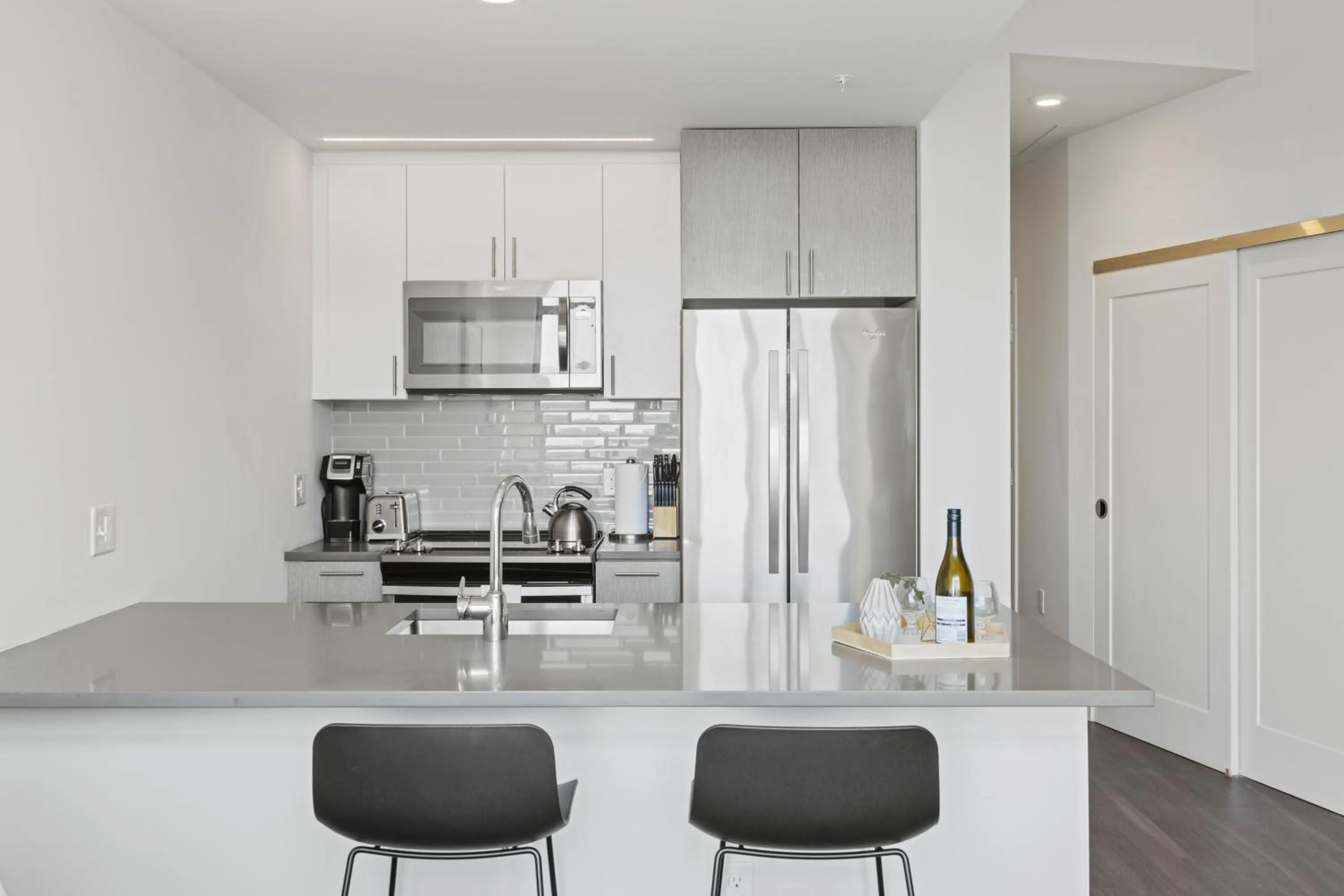 Kitchen or kitchenette in Placemakr Marymount Ballston
