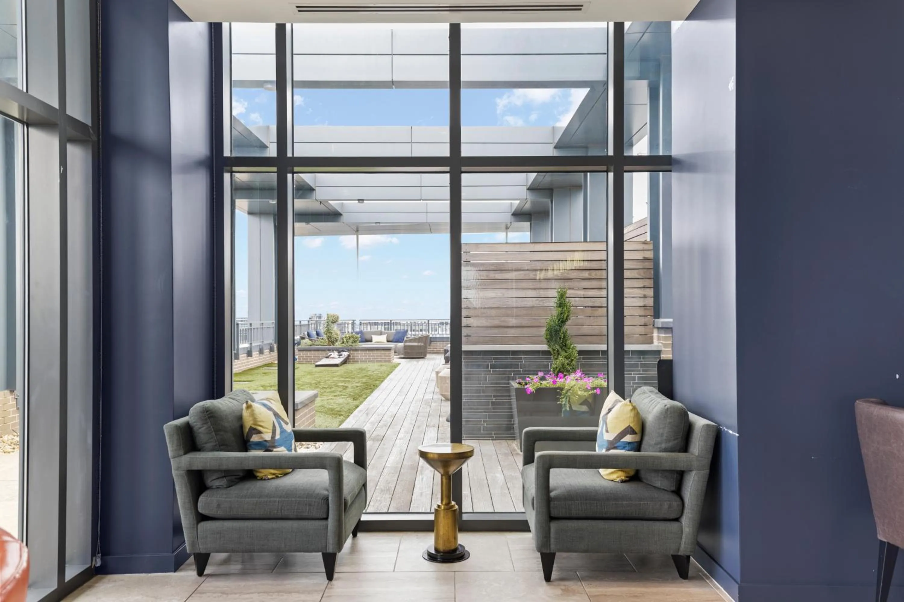 Lounge or bar in Placemakr Marymount Ballston