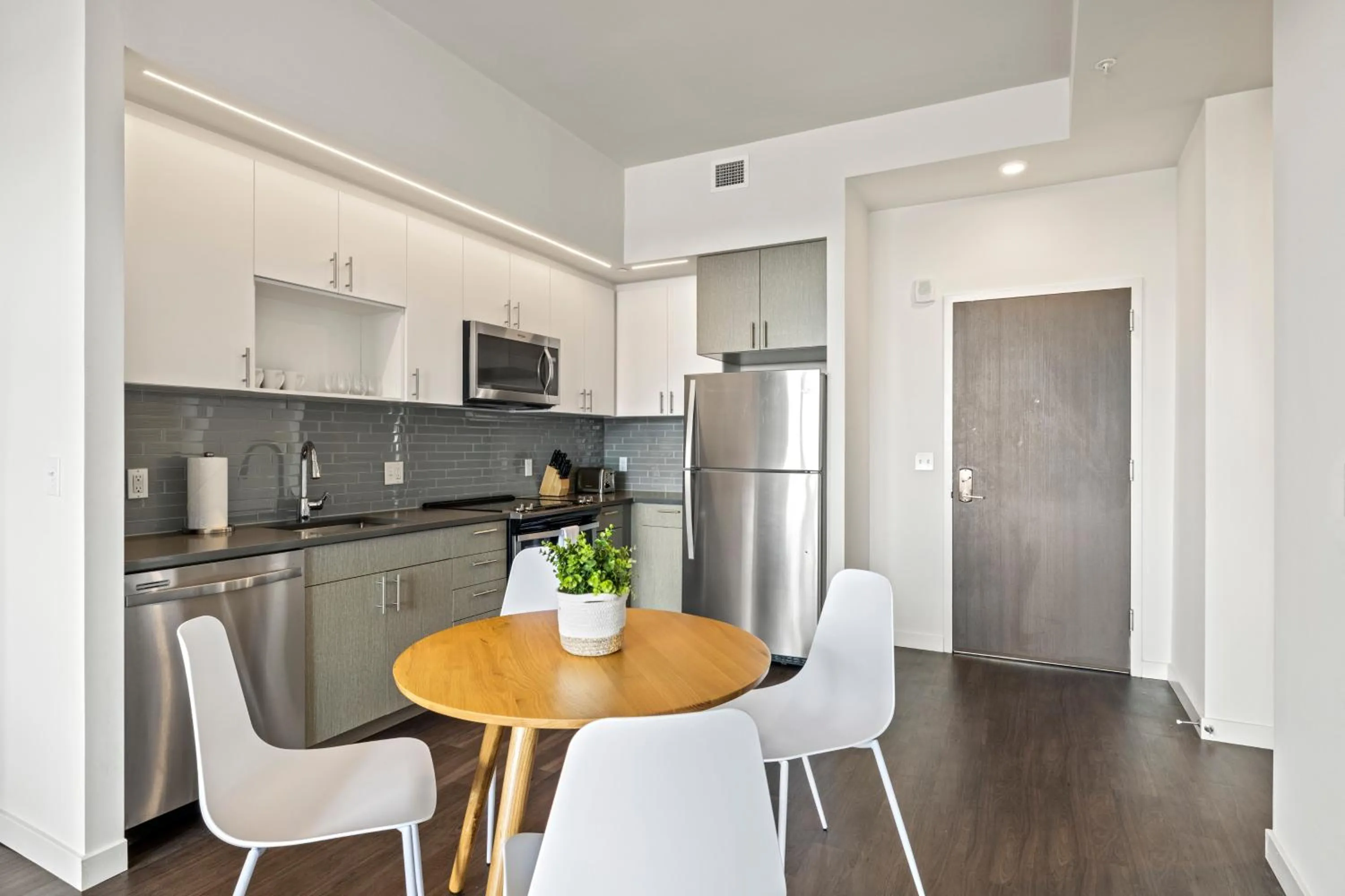 Dining area in Placemakr Marymount Ballston