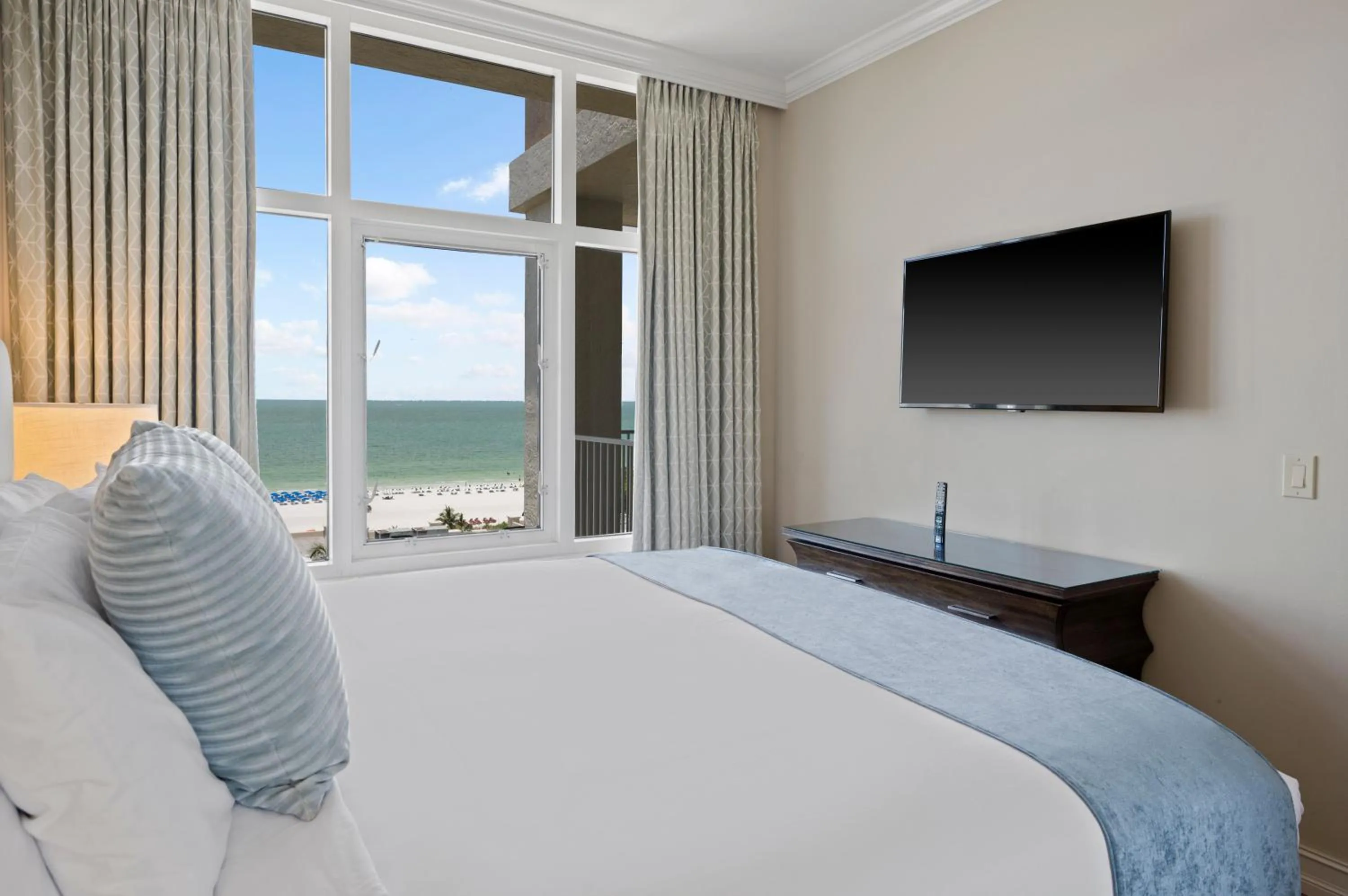 Bedroom, Bed in Marco Beach Ocean Suites