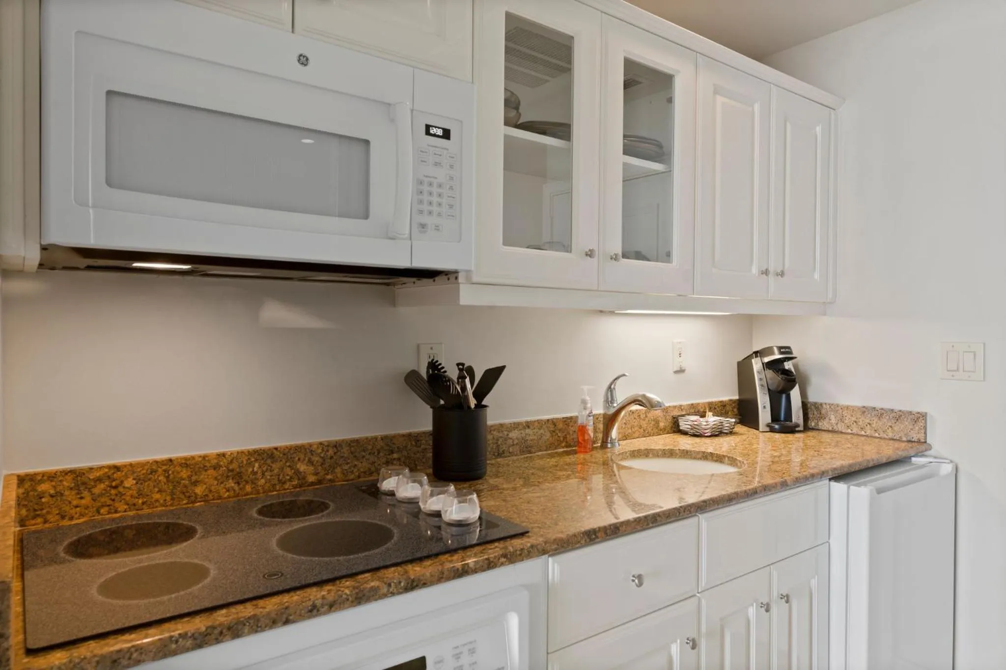 Kitchen or kitchenette in Marco Beach Ocean Suites