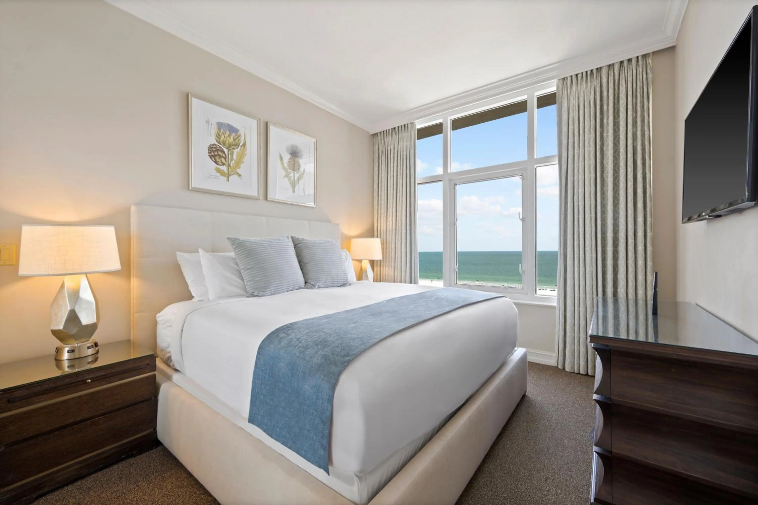 Bedroom, Bed in Marco Beach Ocean Suites