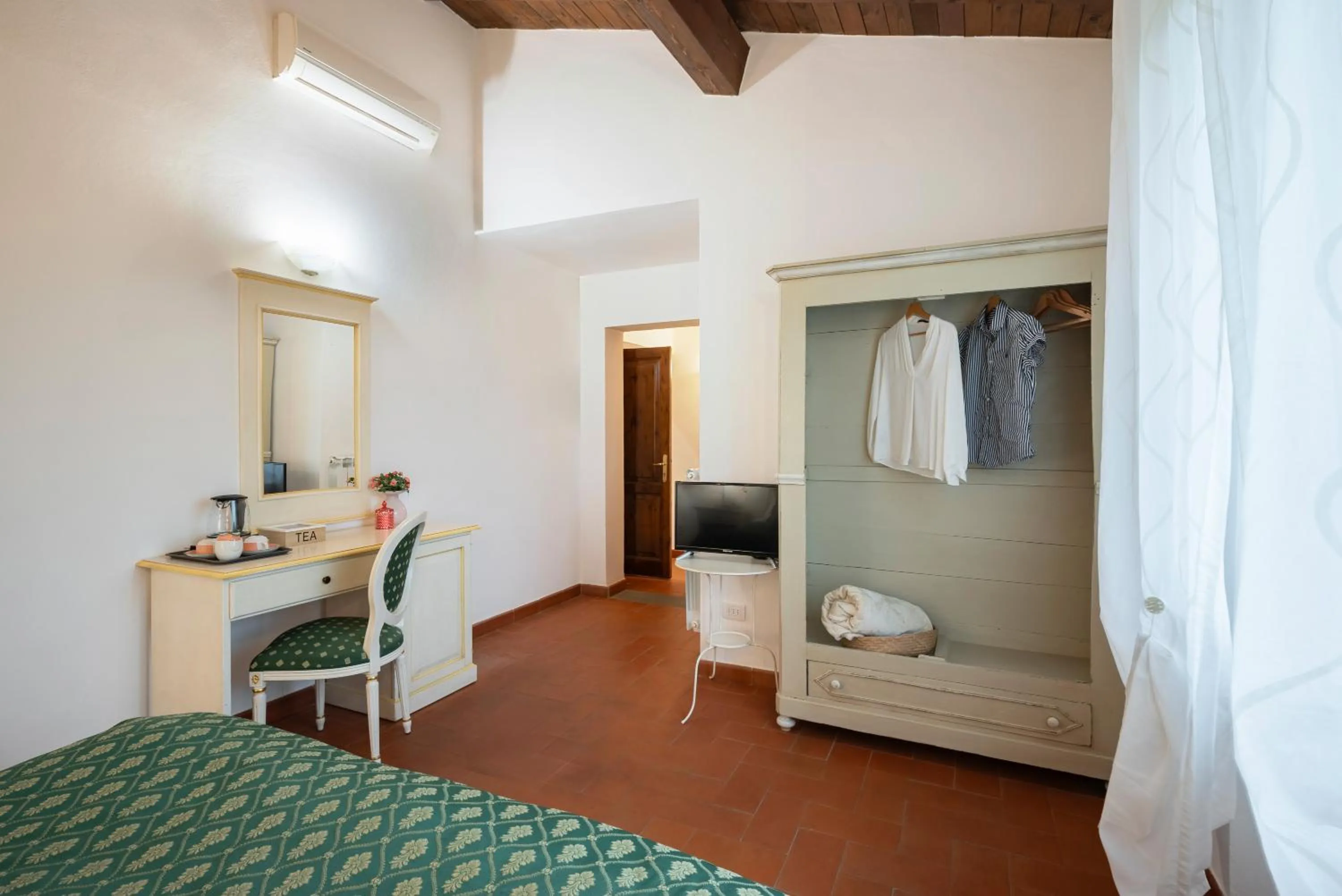 wardrobe, Bed in Cascina De' Fagiolari