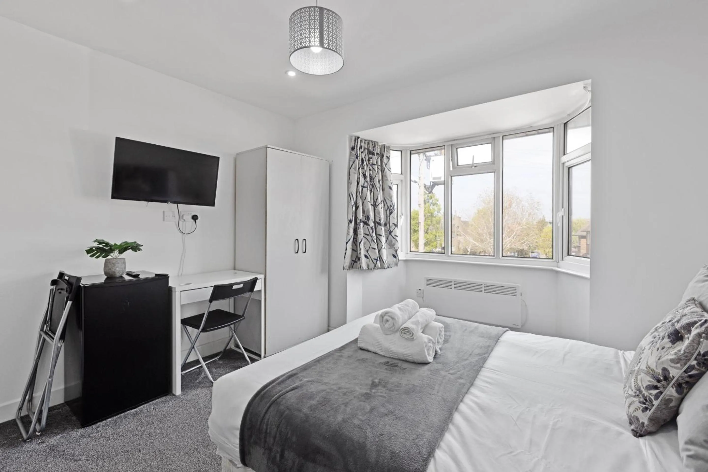 Bathroom, Bed in South Harrow Apartment